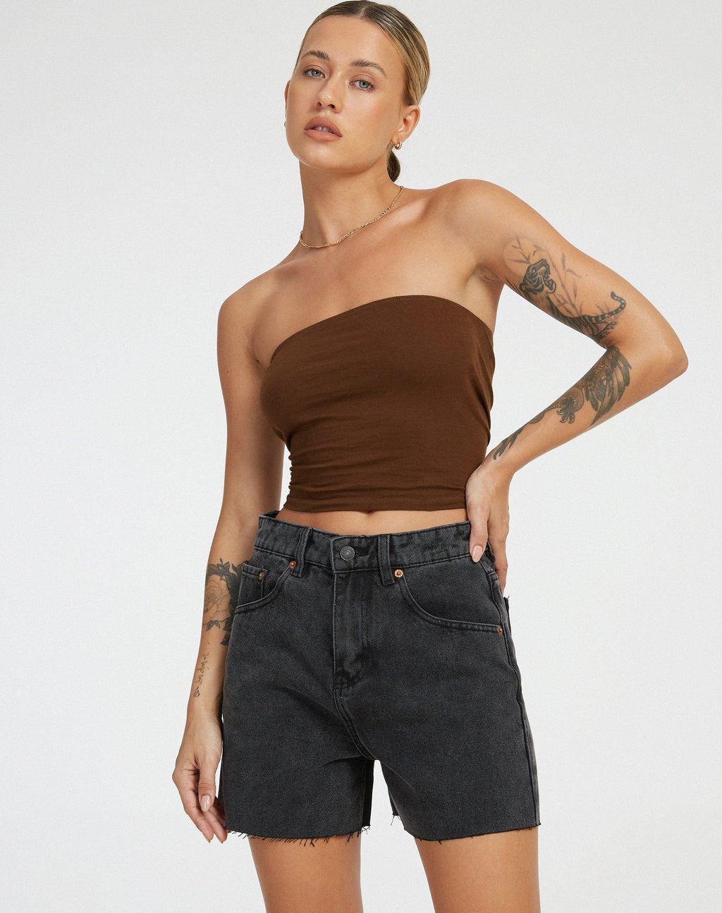 Pantalones cortos vaqueros de largo medio en lavado negro