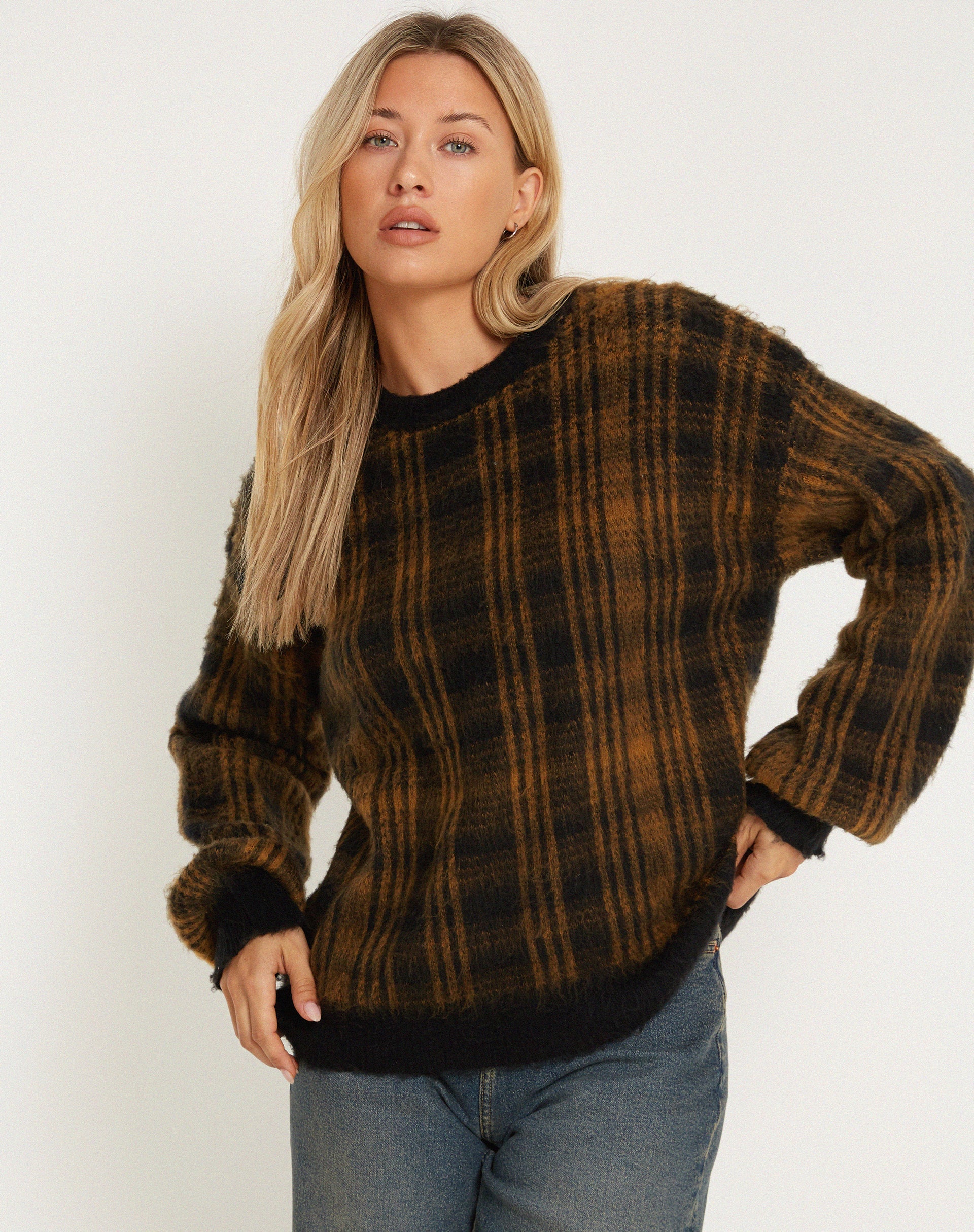 imagen de Mihail Knitted Jumper in Black Brown