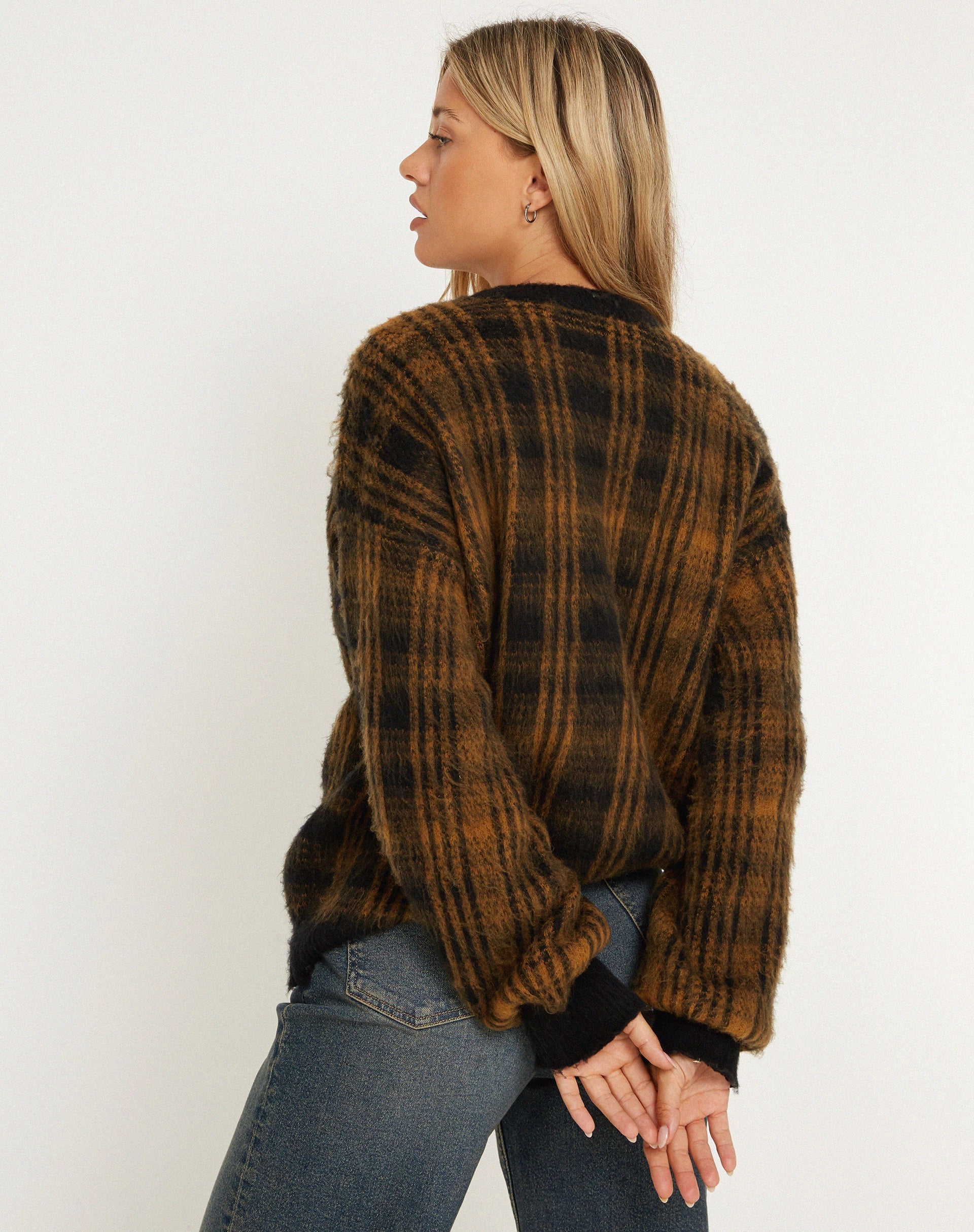 imagen de Mihail Knitted Jumper in Black Brown