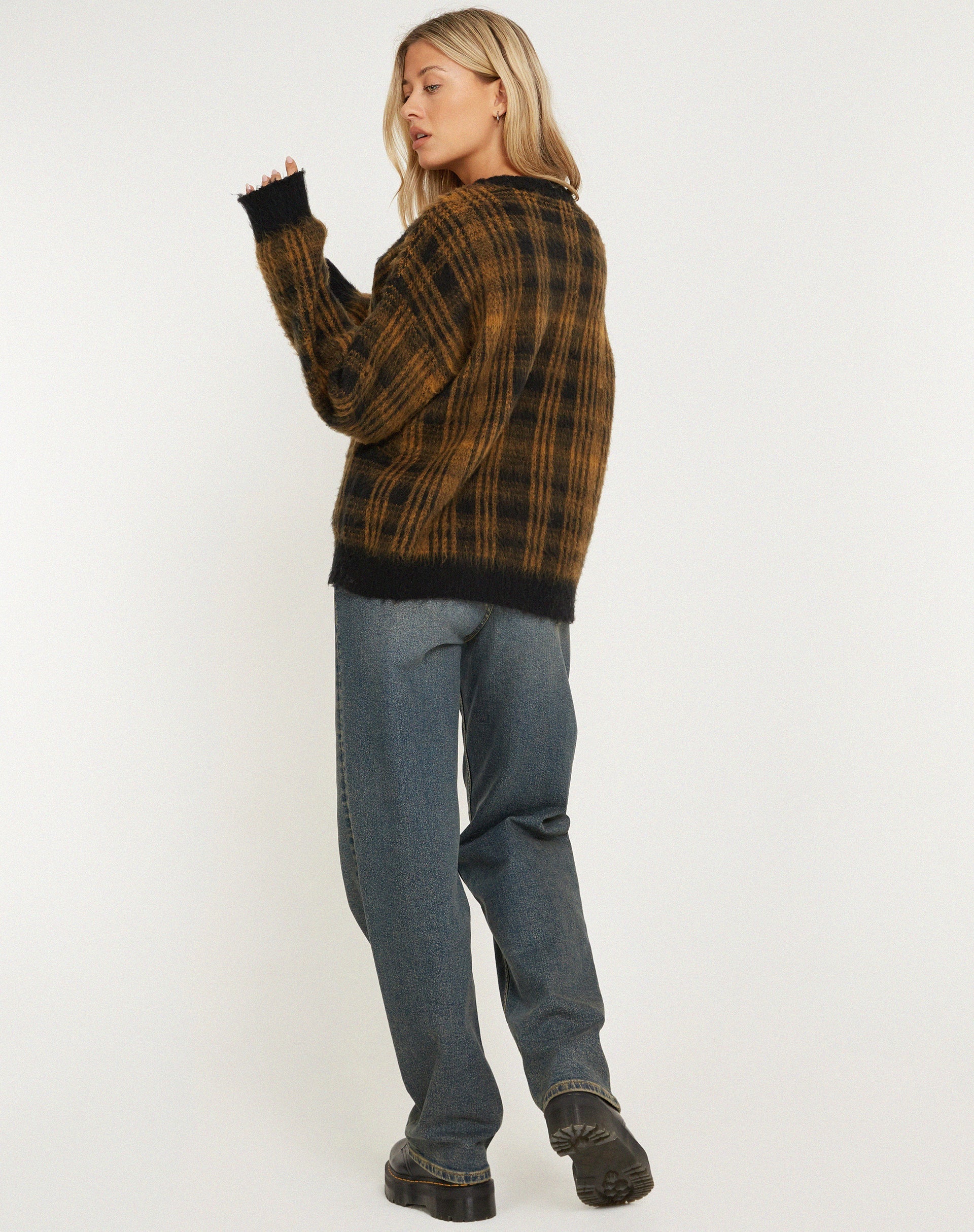 imagen de Mihail Knitted Jumper in Black Brown