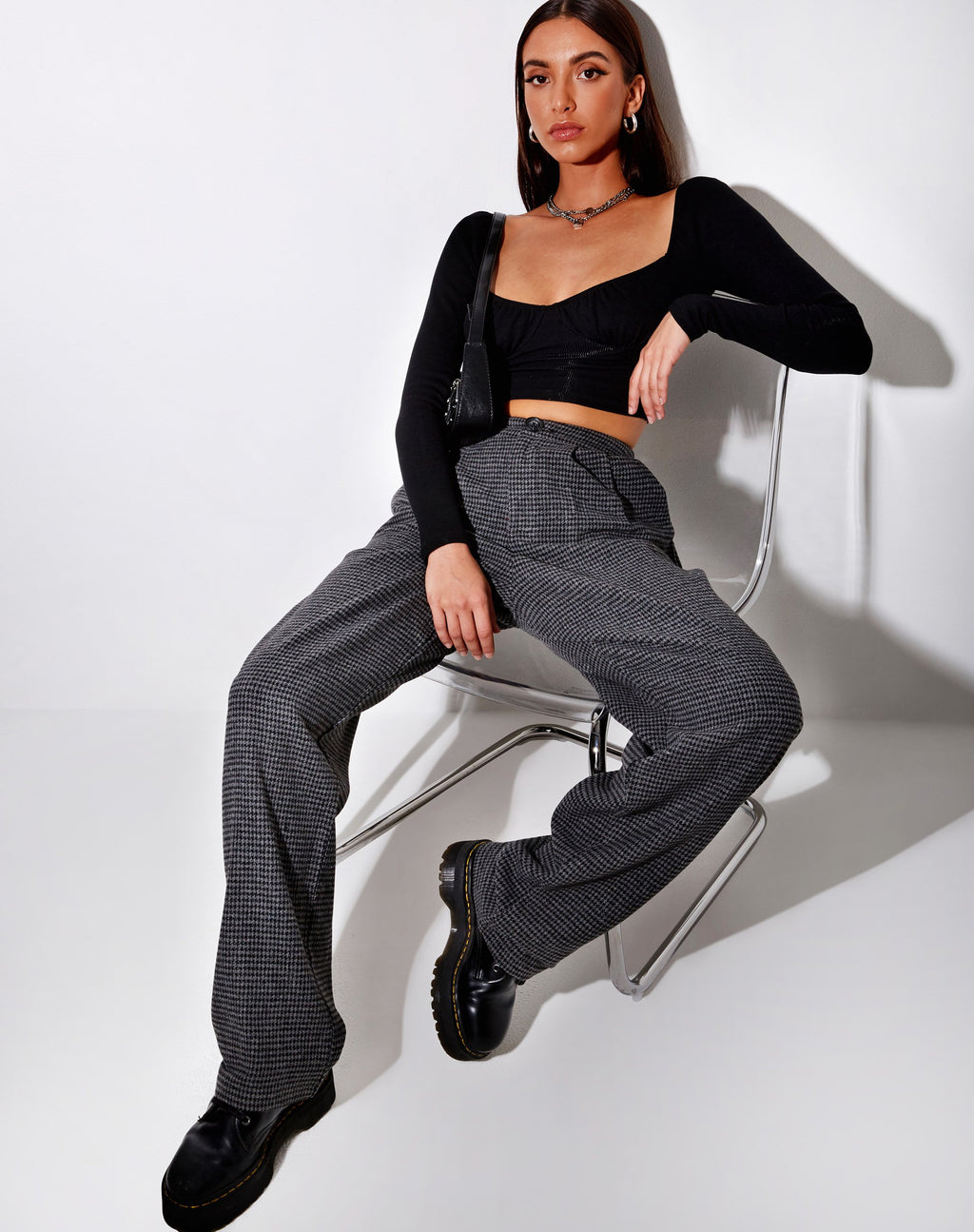 Pantalón Misha de pata ancha en pata de gallo negro y gris
