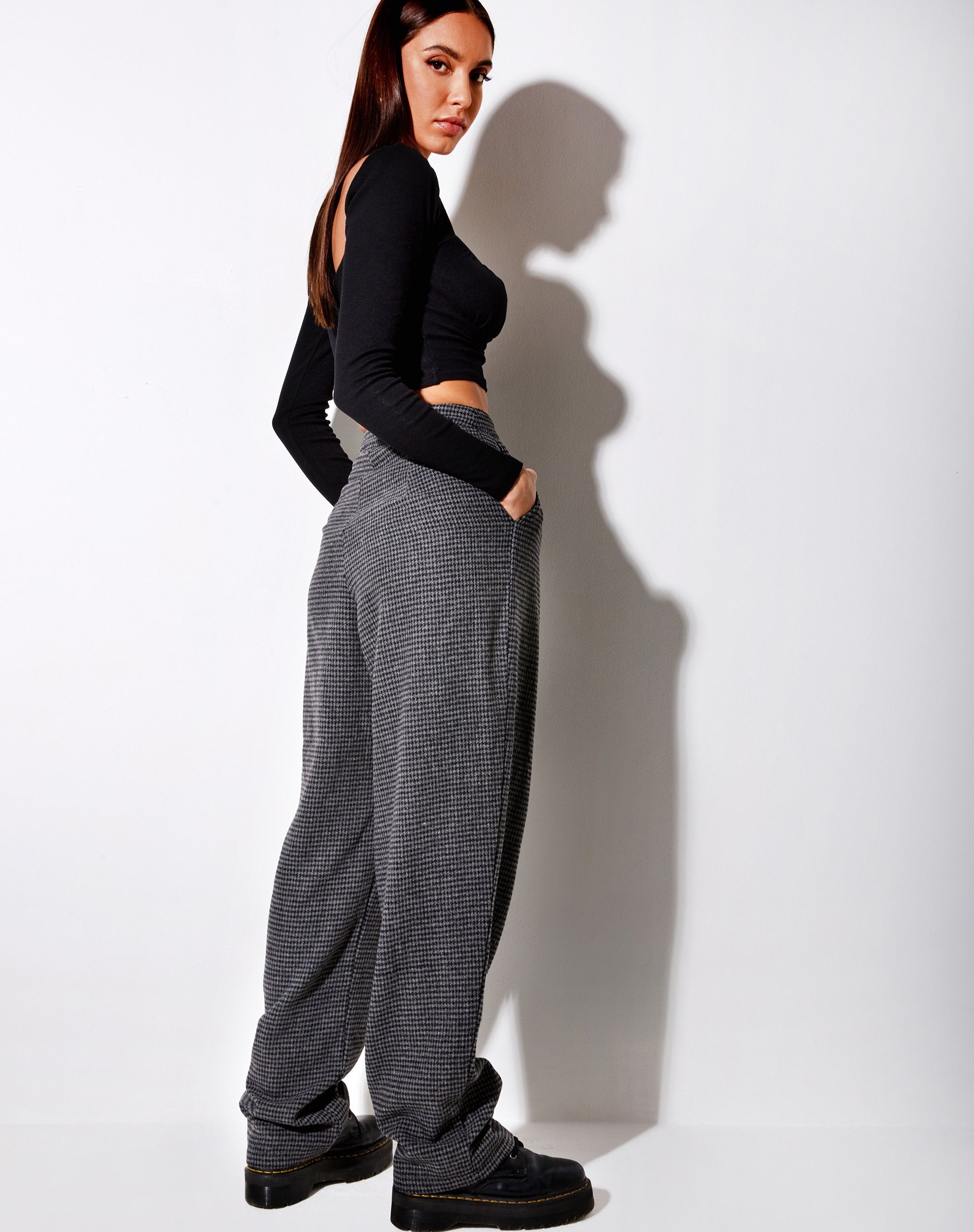 Imagen de Misha Pantalón pata ancha en pata de gallo negro y gris