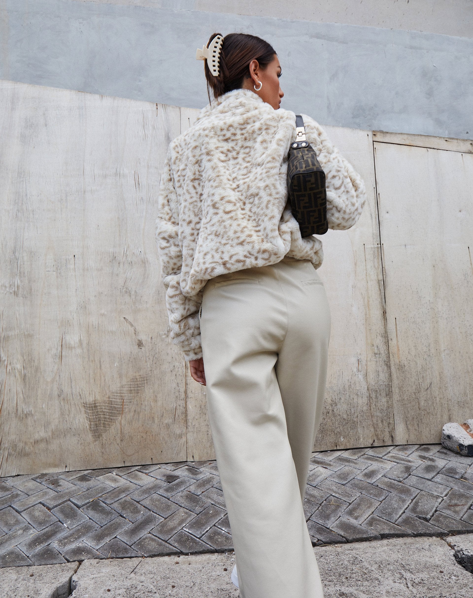 Imagen de la chaqueta Nero Ring Pull en animal blanco y crema