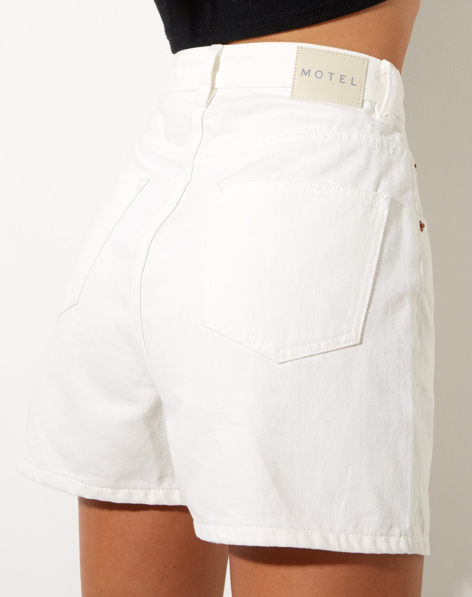 Imagen de Mom Denim Short in White Wash