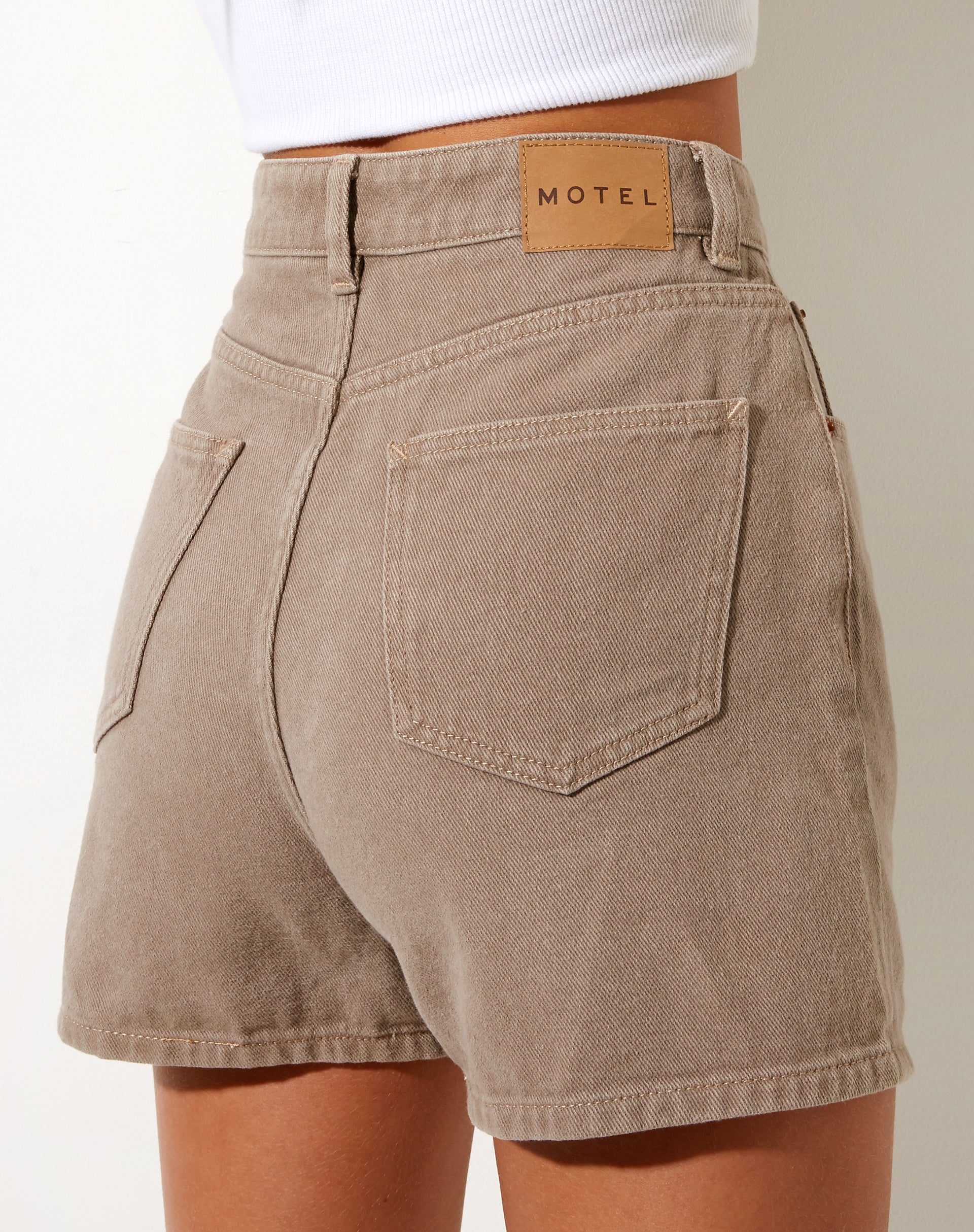 Imagen de Mom Denim Short en Burnt Olive