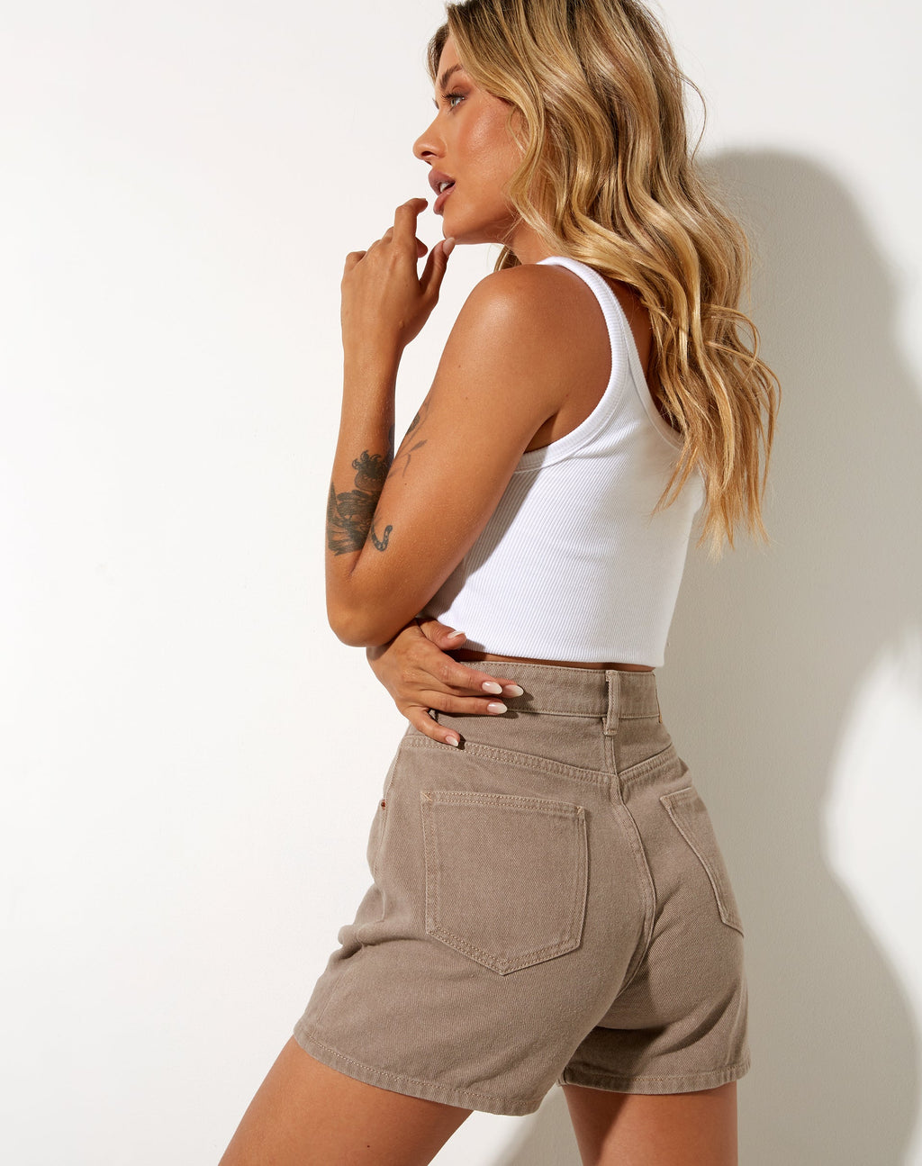 Pantalón corto vaquero Mom en verde oliva quemado