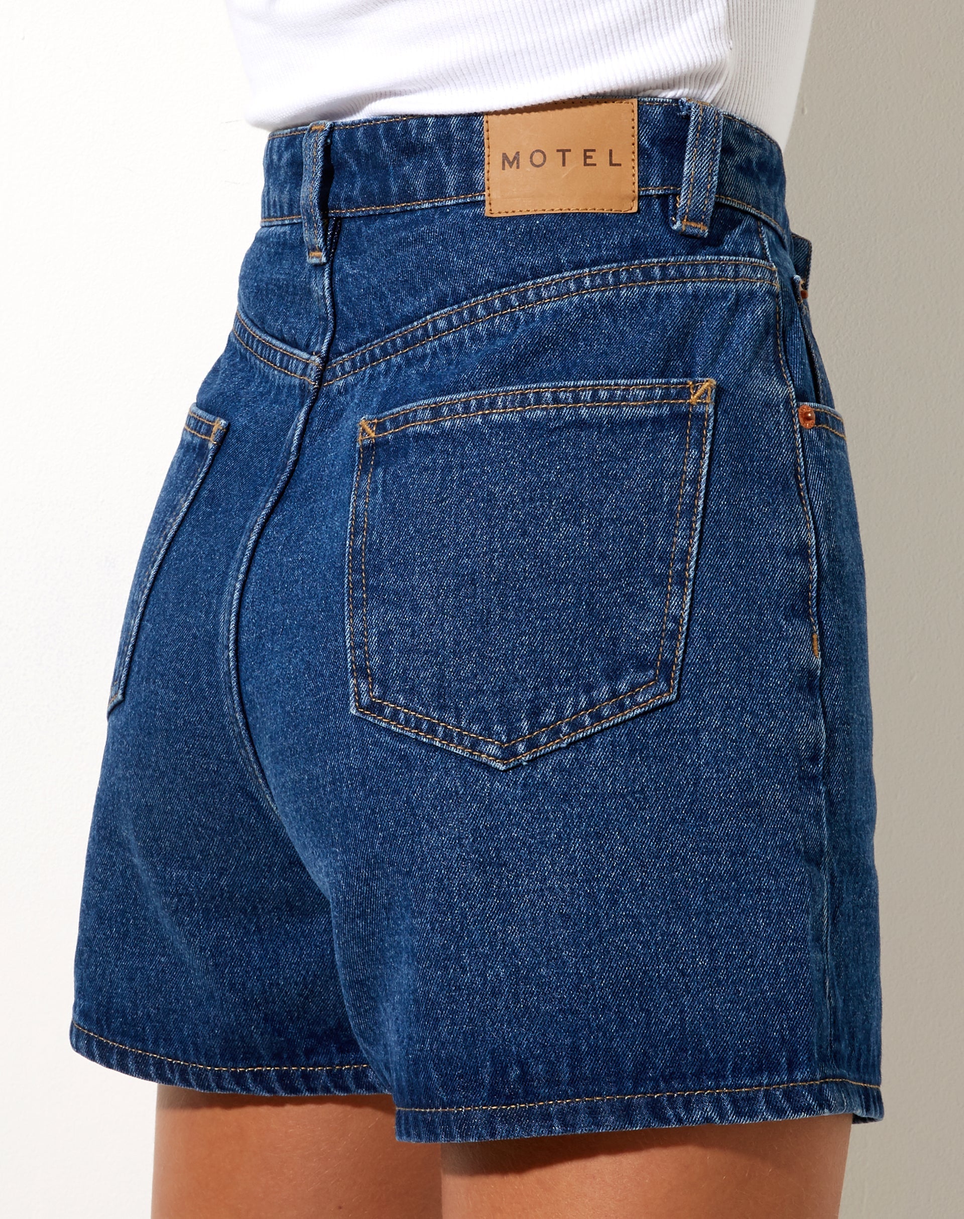 Imagen de Mom Denim Short en azul clásico