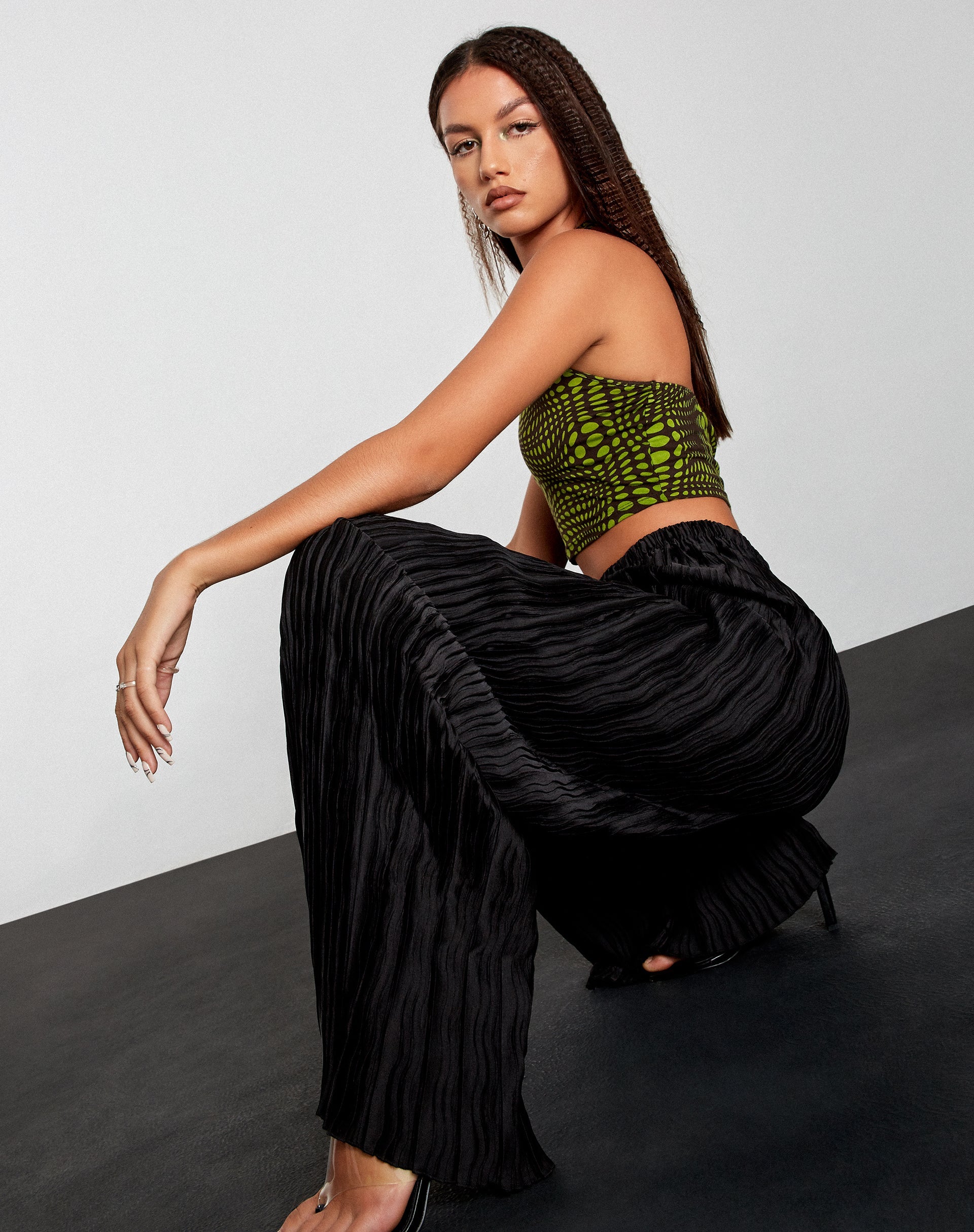 Imagen del pantalón Bian en negro arrugado