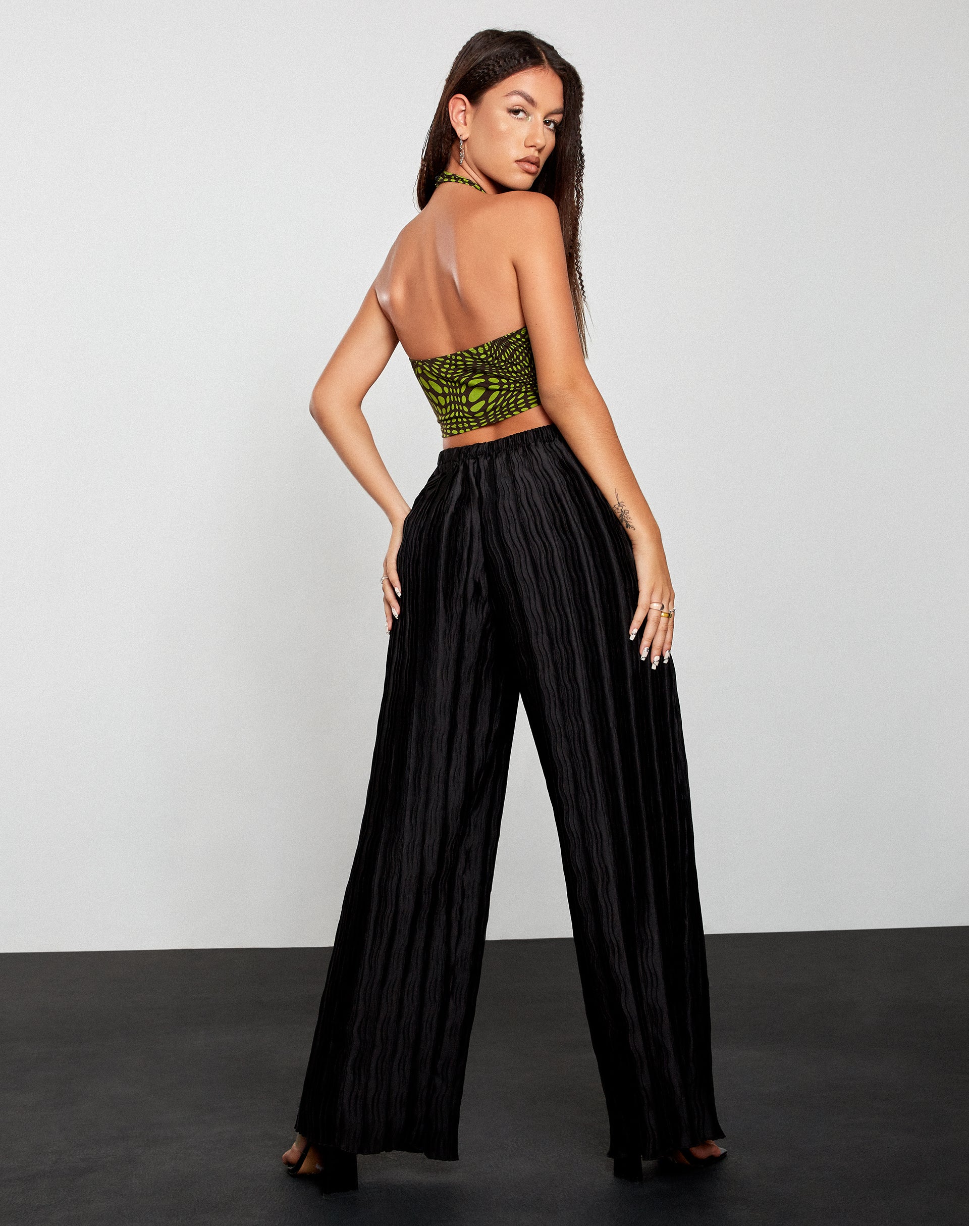 Imagen del pantalón Bian en negro arrugado