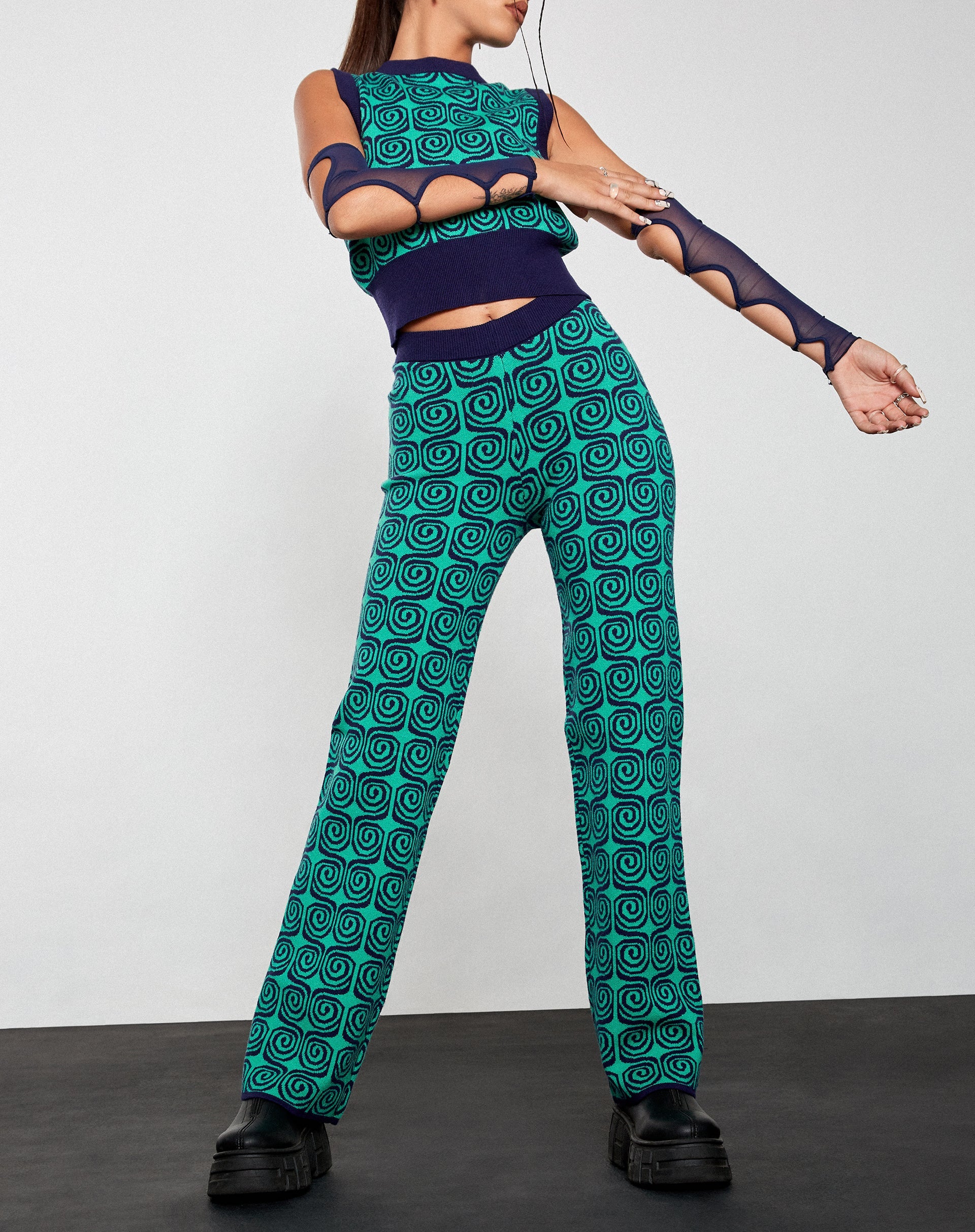 Imagen del pantalón Sabila en espiral verde y azul