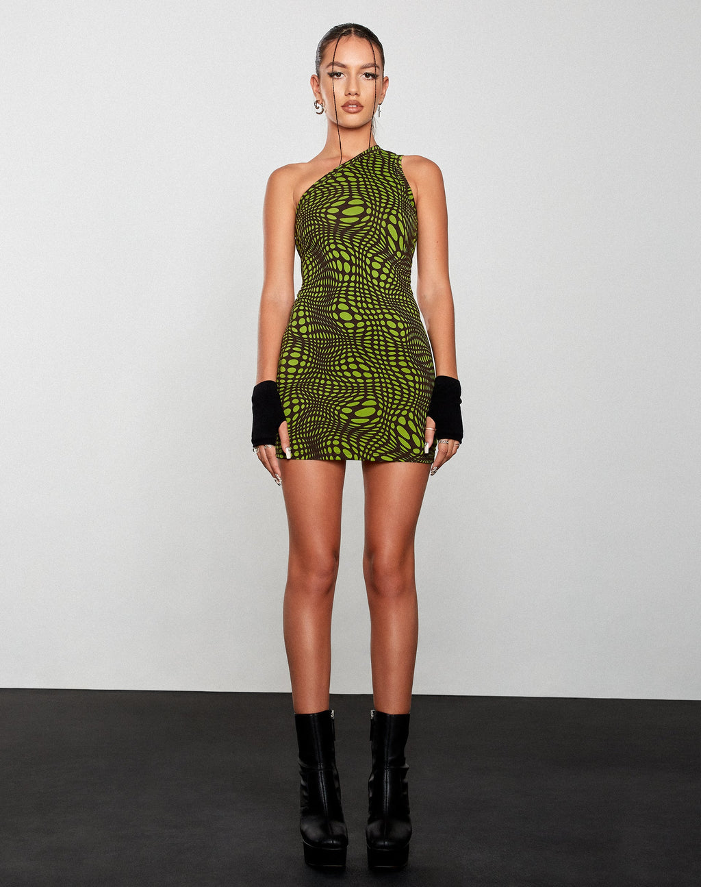 Vestido ajustado Nelvia en verde óptico de lunares