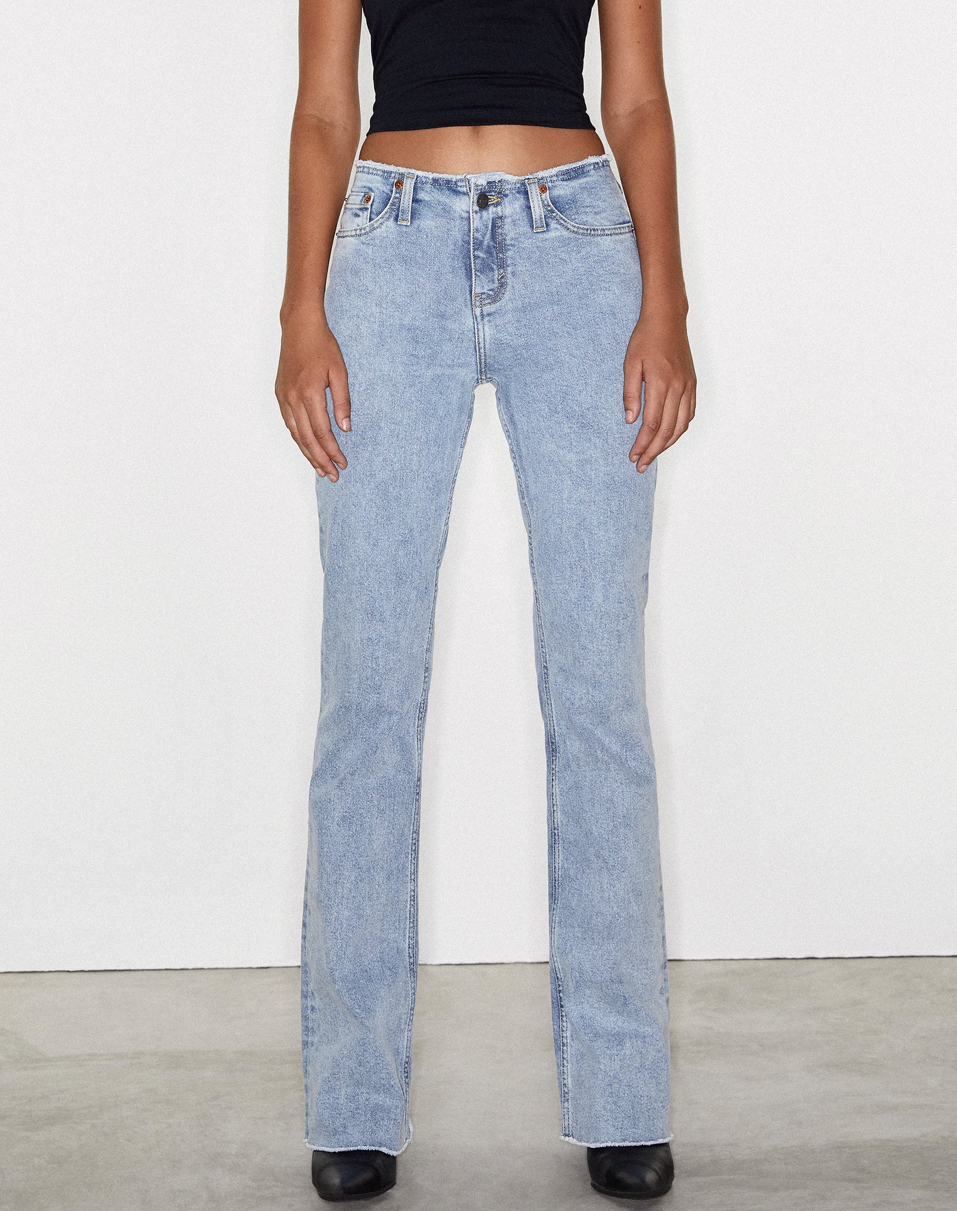 imagen de Frayed Low Rise Jeans en Light Wash Blue
