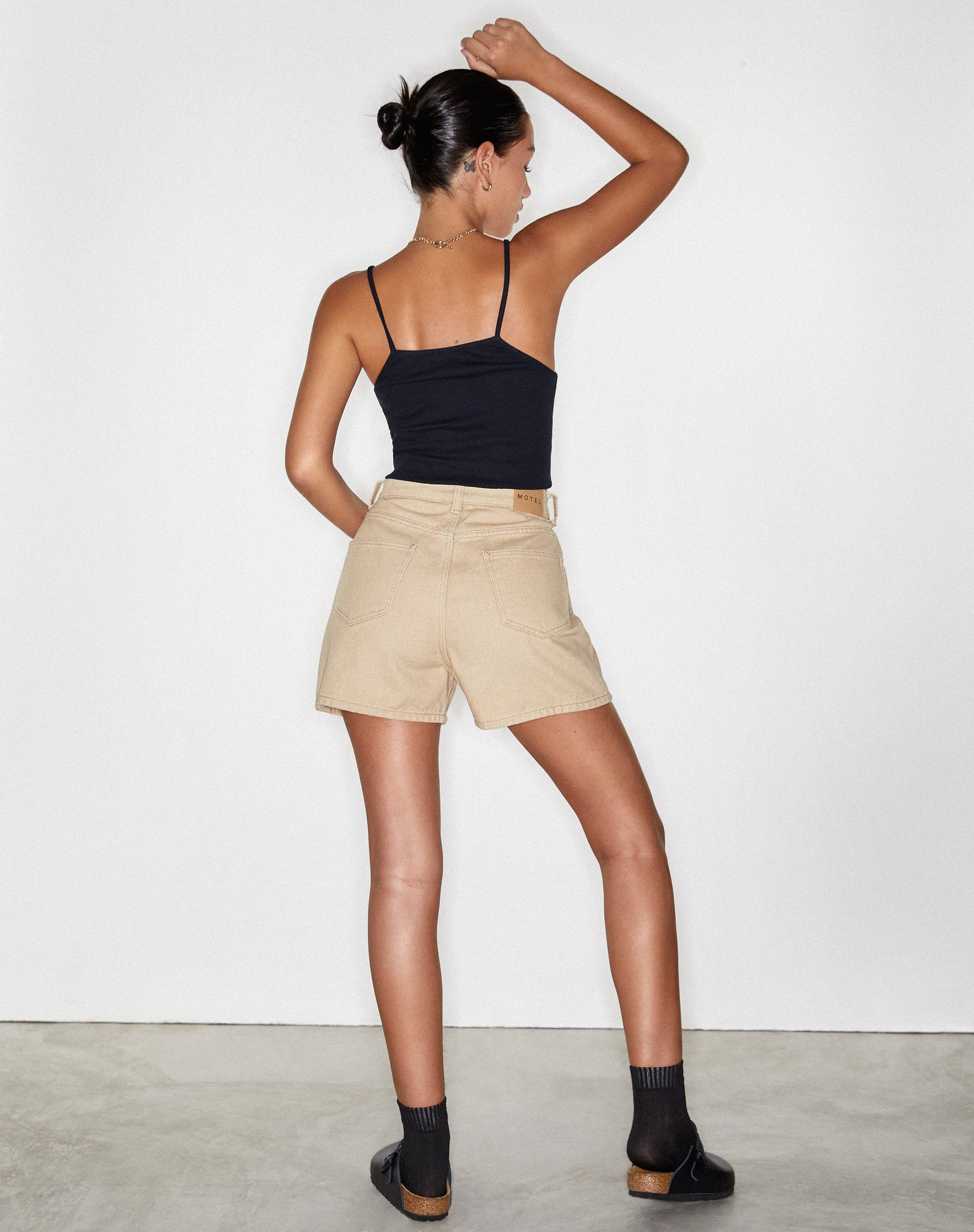 Imagen de Mom Denim Short in Winter Sandwash