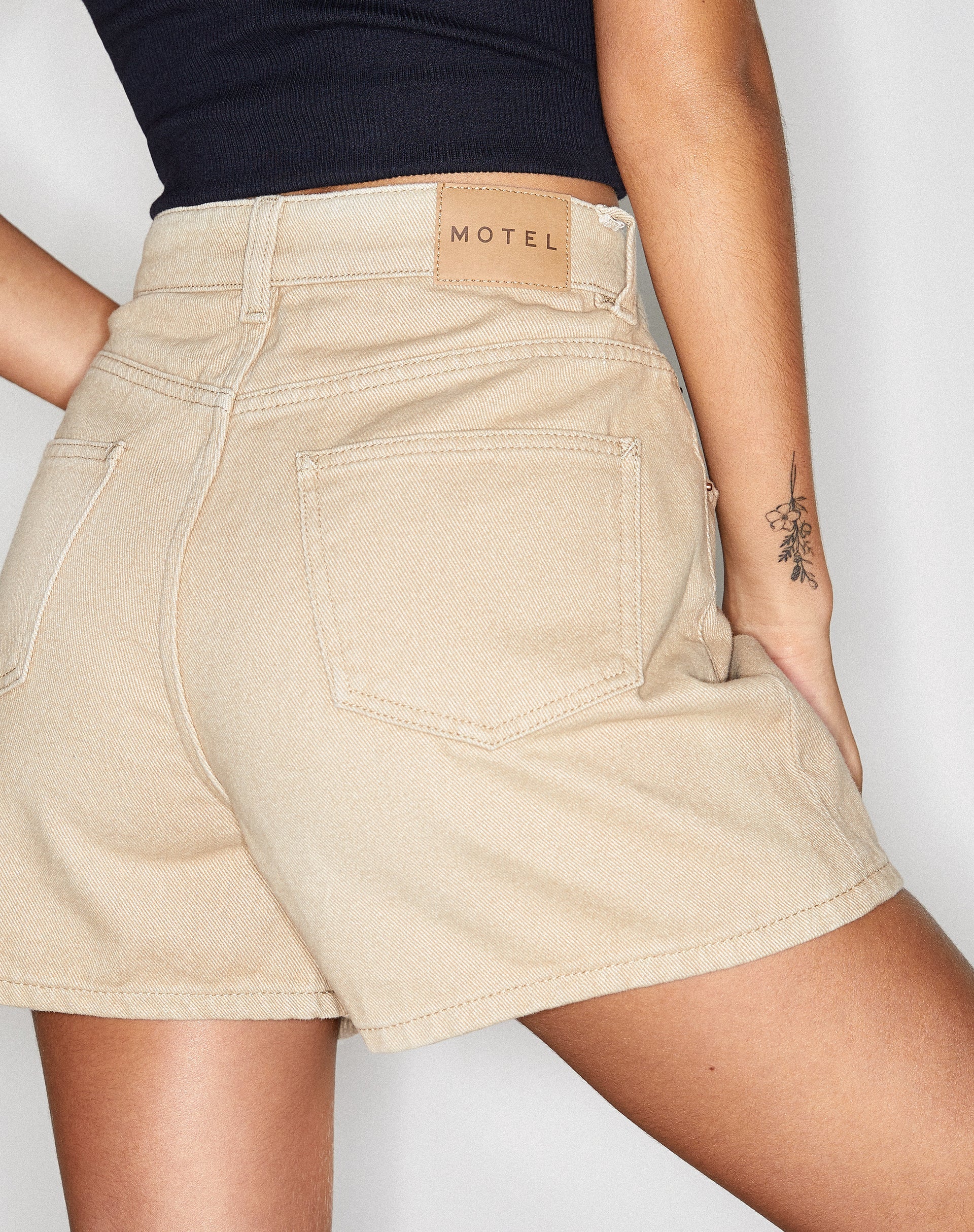 Imagen de Mom Denim Short in Winter Sandwash