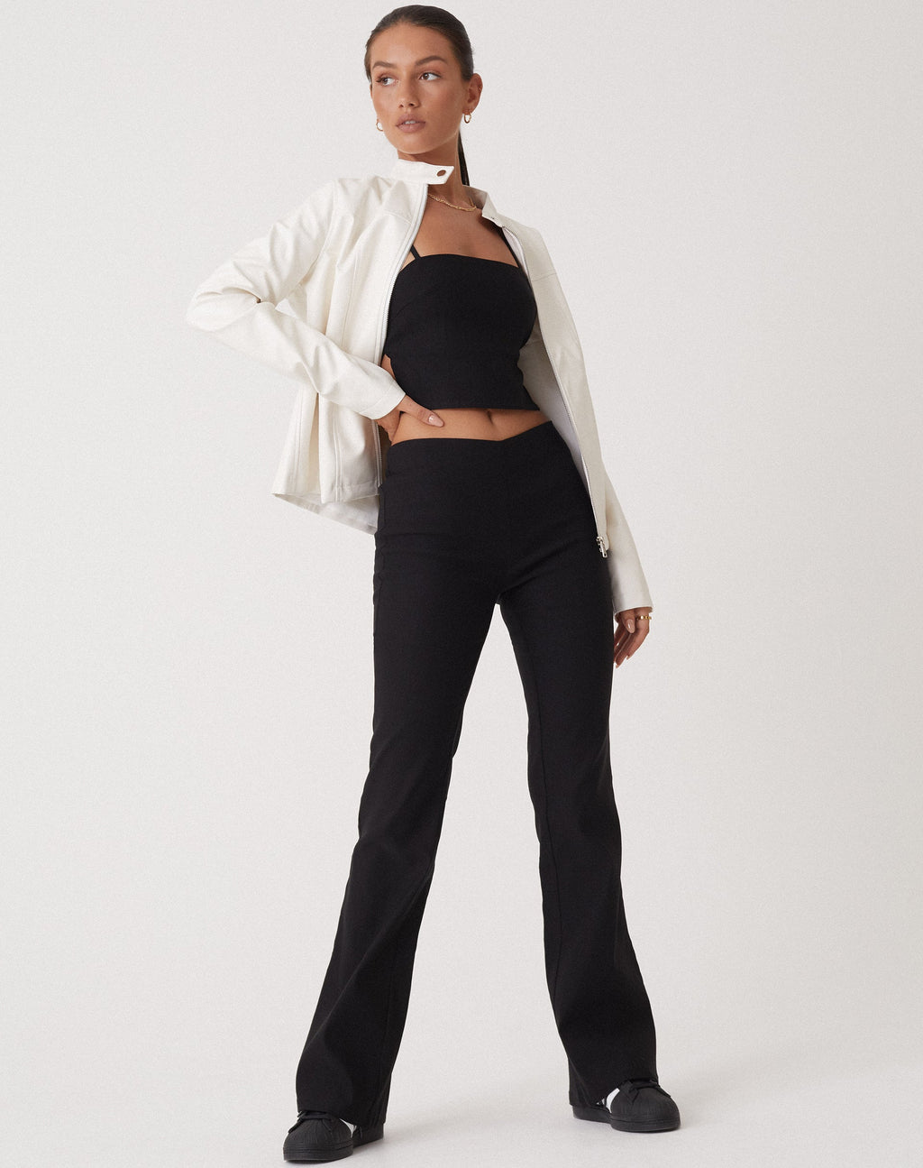 MOTEL X OLIVIA NEILL Pantalón Levin de pierna acampanada en sastrería negro