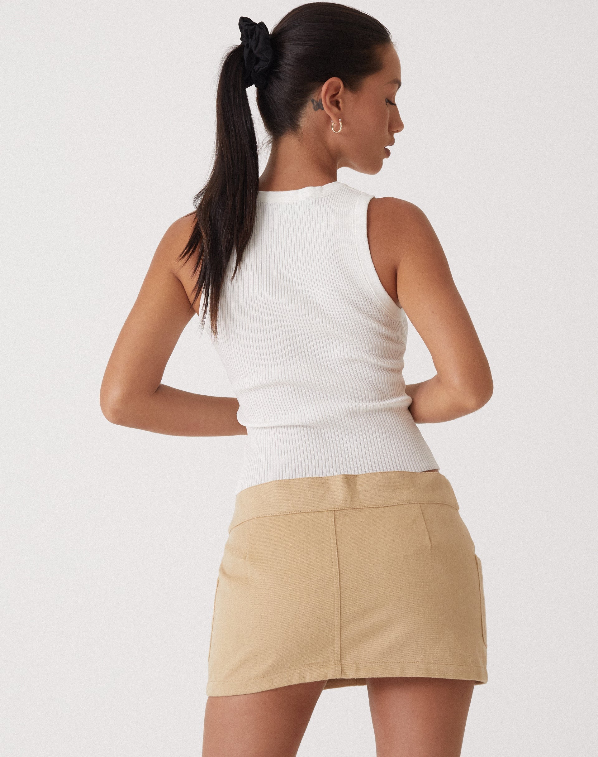 imagen de MOTEL X OLIVIA NEILL Stina Cargo Mini Skirt en Tan