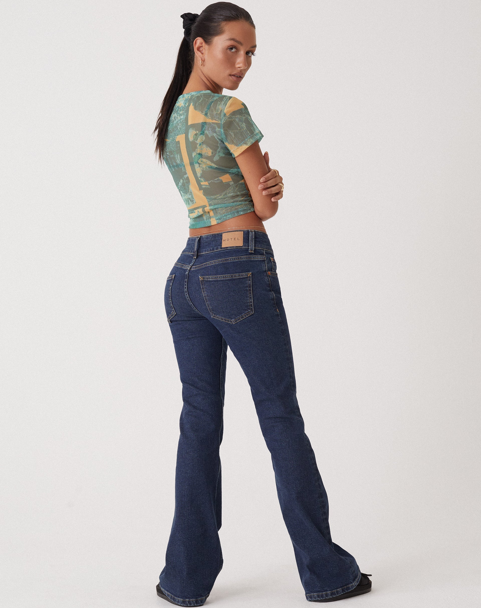 imagen de MOTEL X OLIVIA NEILL Low Rise Bootleg Jeans in Dark Vintage Wash