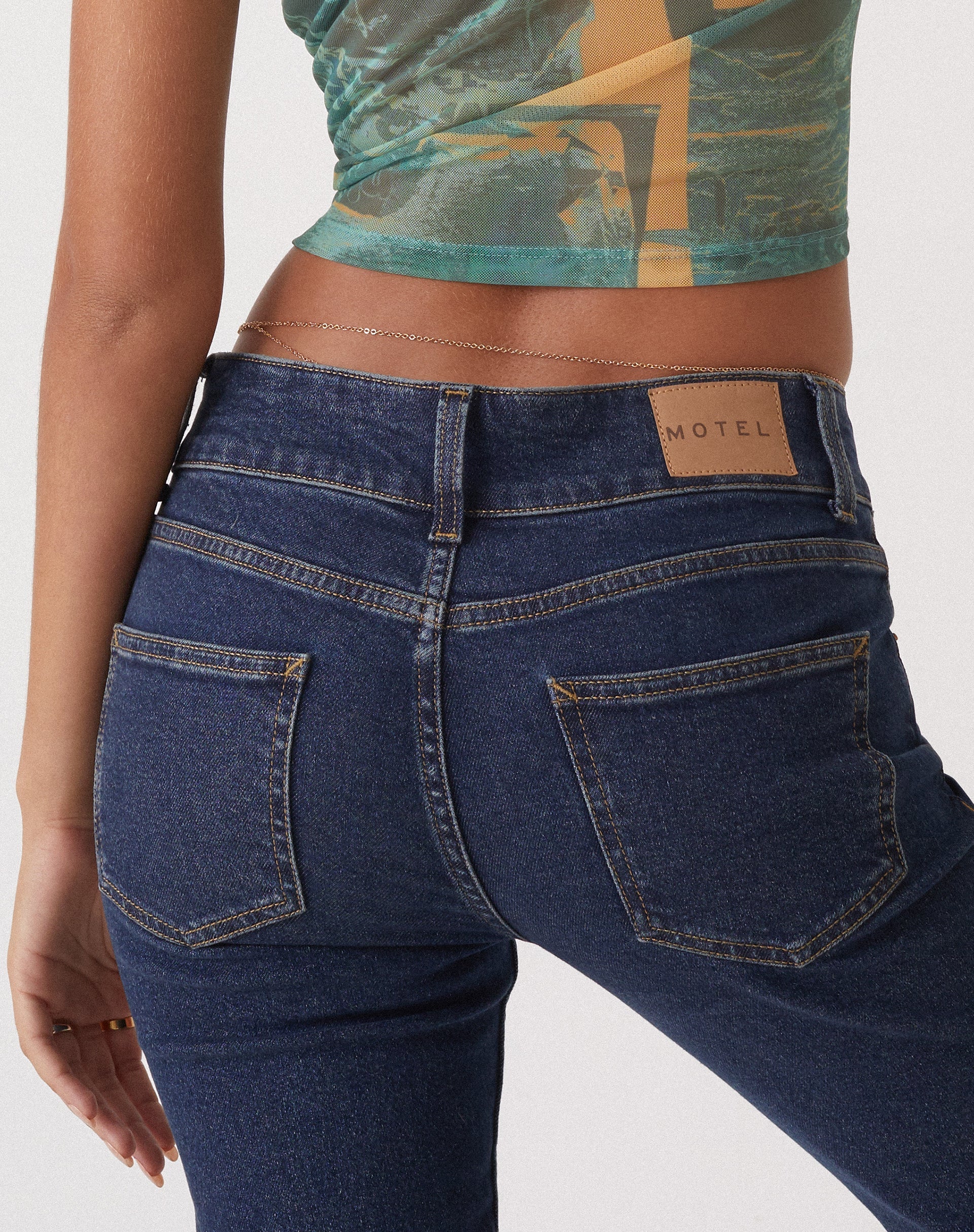 imagen de MOTEL X OLIVIA NEILL Low Rise Bootleg Jeans in Dark Vintage Wash