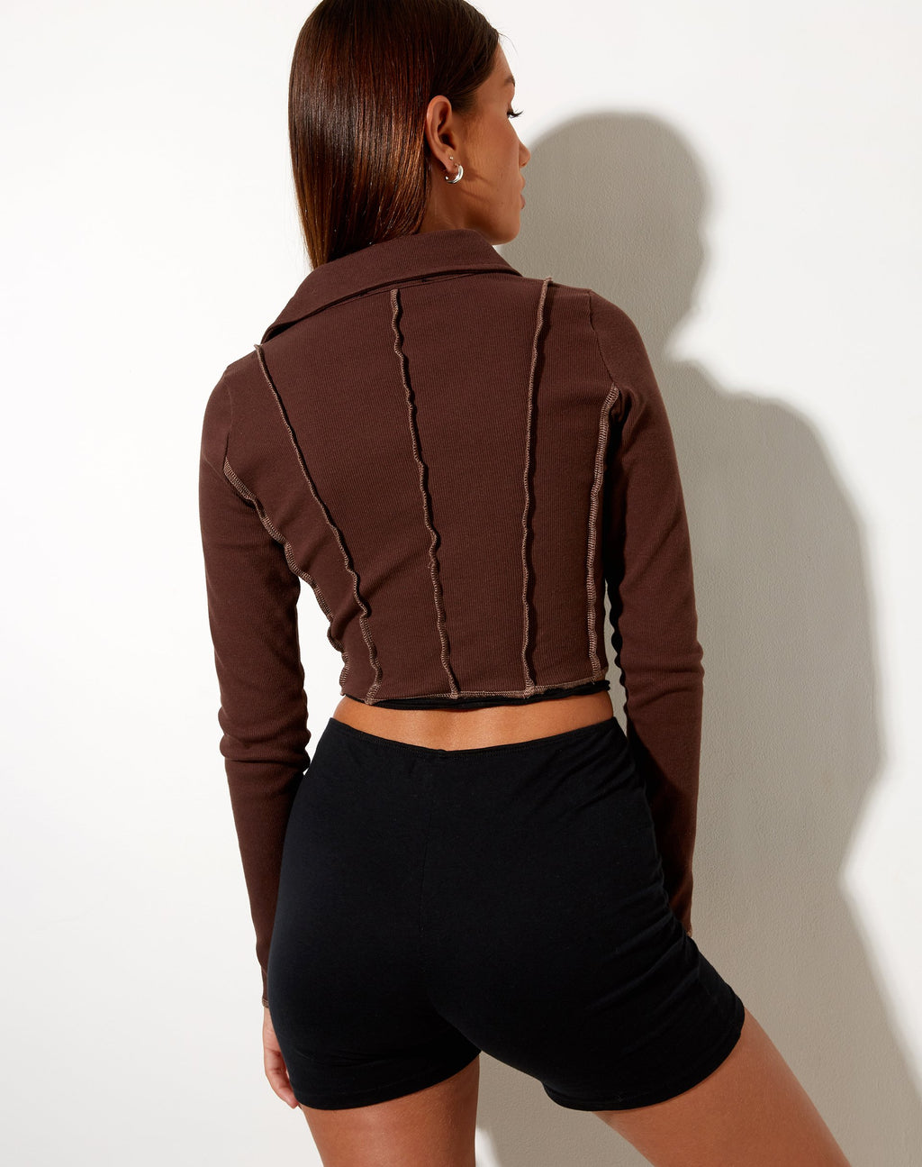 Nandy Crop Top en canalé caoba oscuro con pespuntes marrones