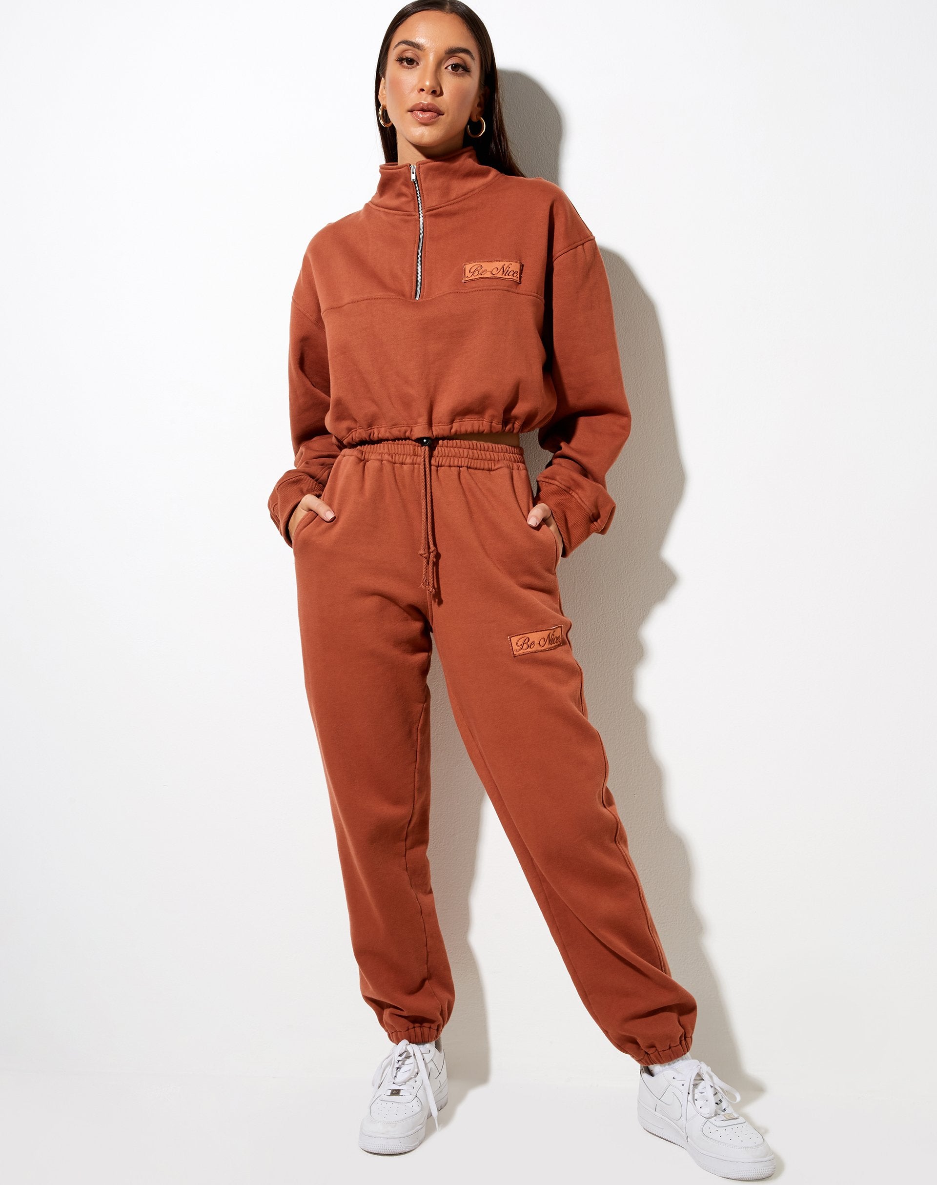 Imagen de Nar Zip Bungee Jumper en Burnt Brick Be Nice Label Embro