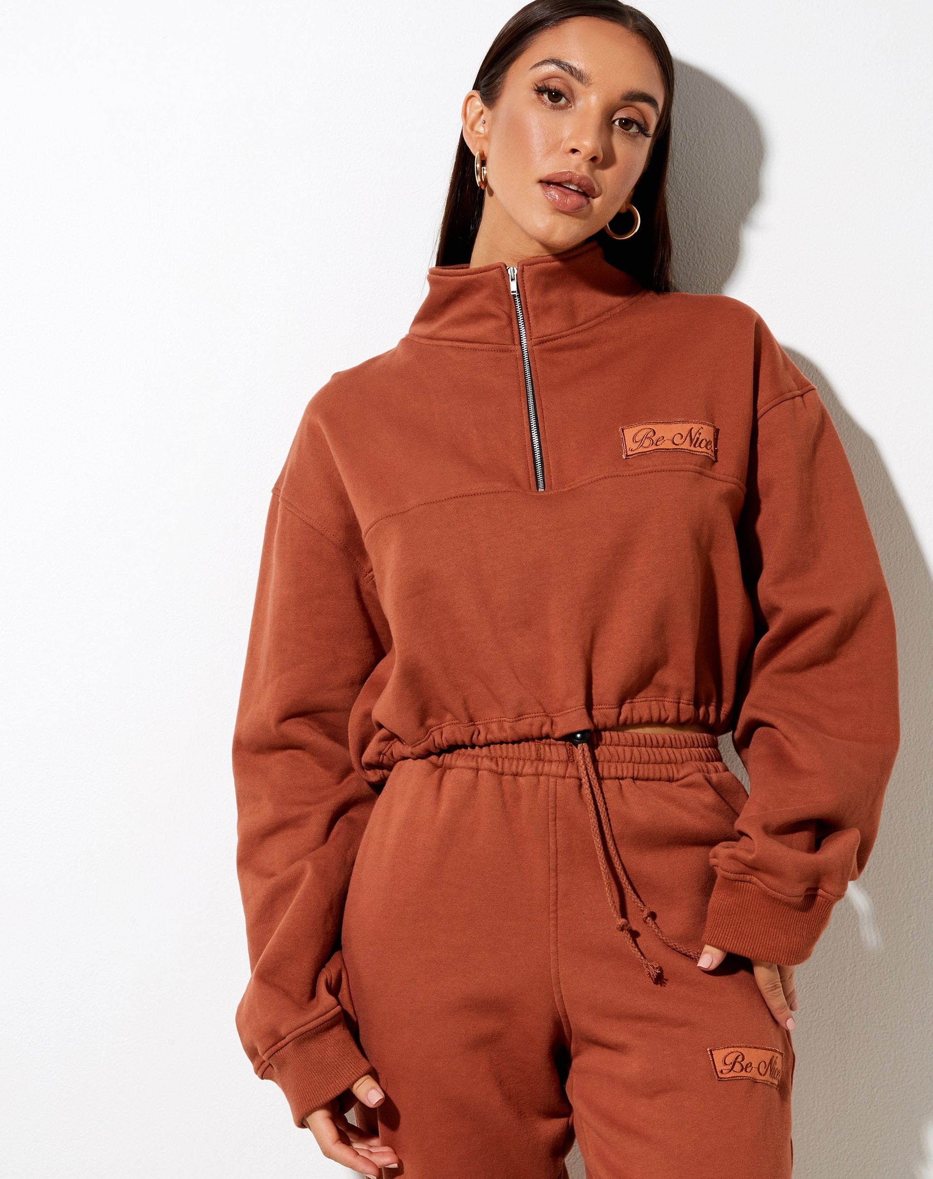 Imagen de Nar Zip Bungee Jumper en Burnt Brick Be Nice Label Embro