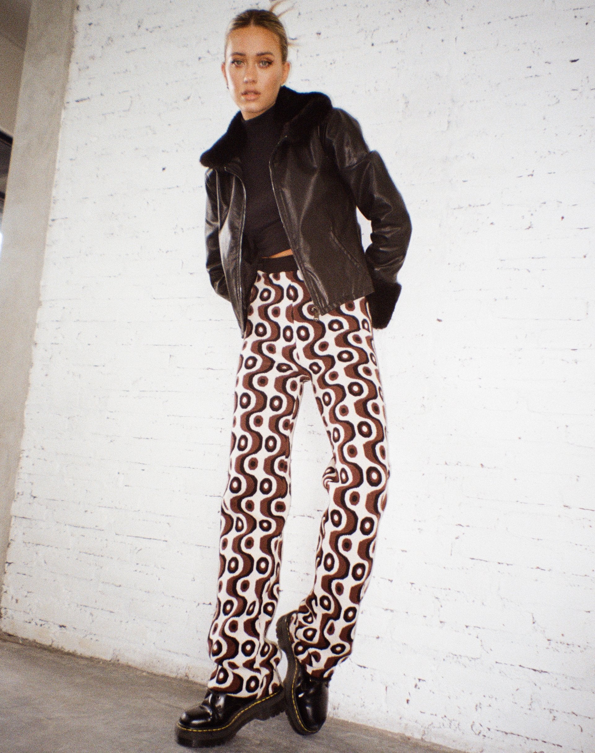 imagen de Sheba Pantalones de pierna ancha en Wavy Geo Marfil Marrón y Negrov