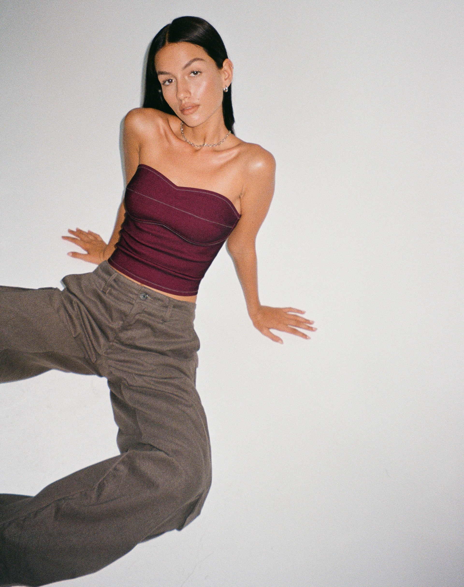 imagen de Nelly Cropped Corset Top en Borgoña con Detalle de Puntadas en Crudo