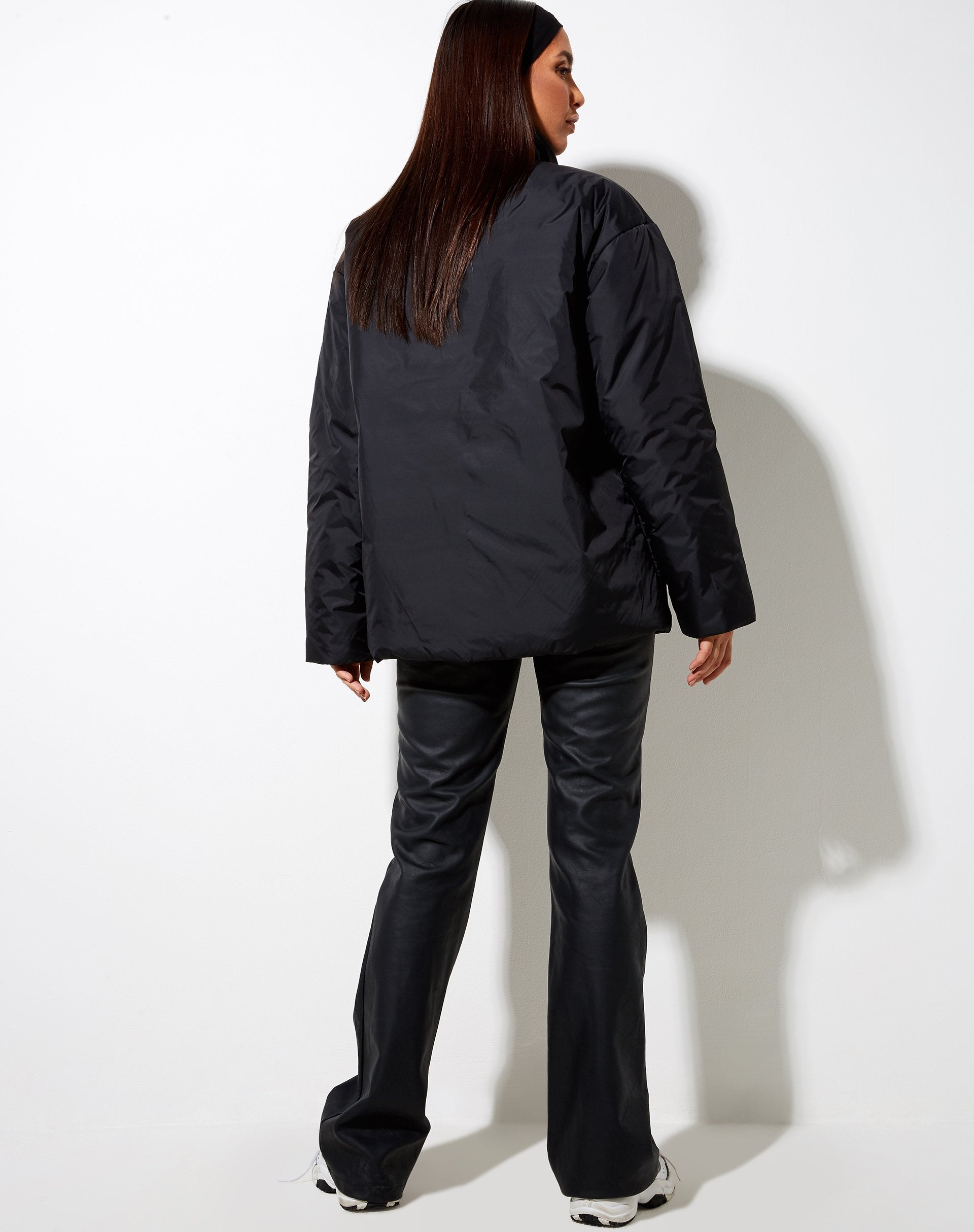 Imagen de la chaqueta Nemal en negro Angel Energy Label