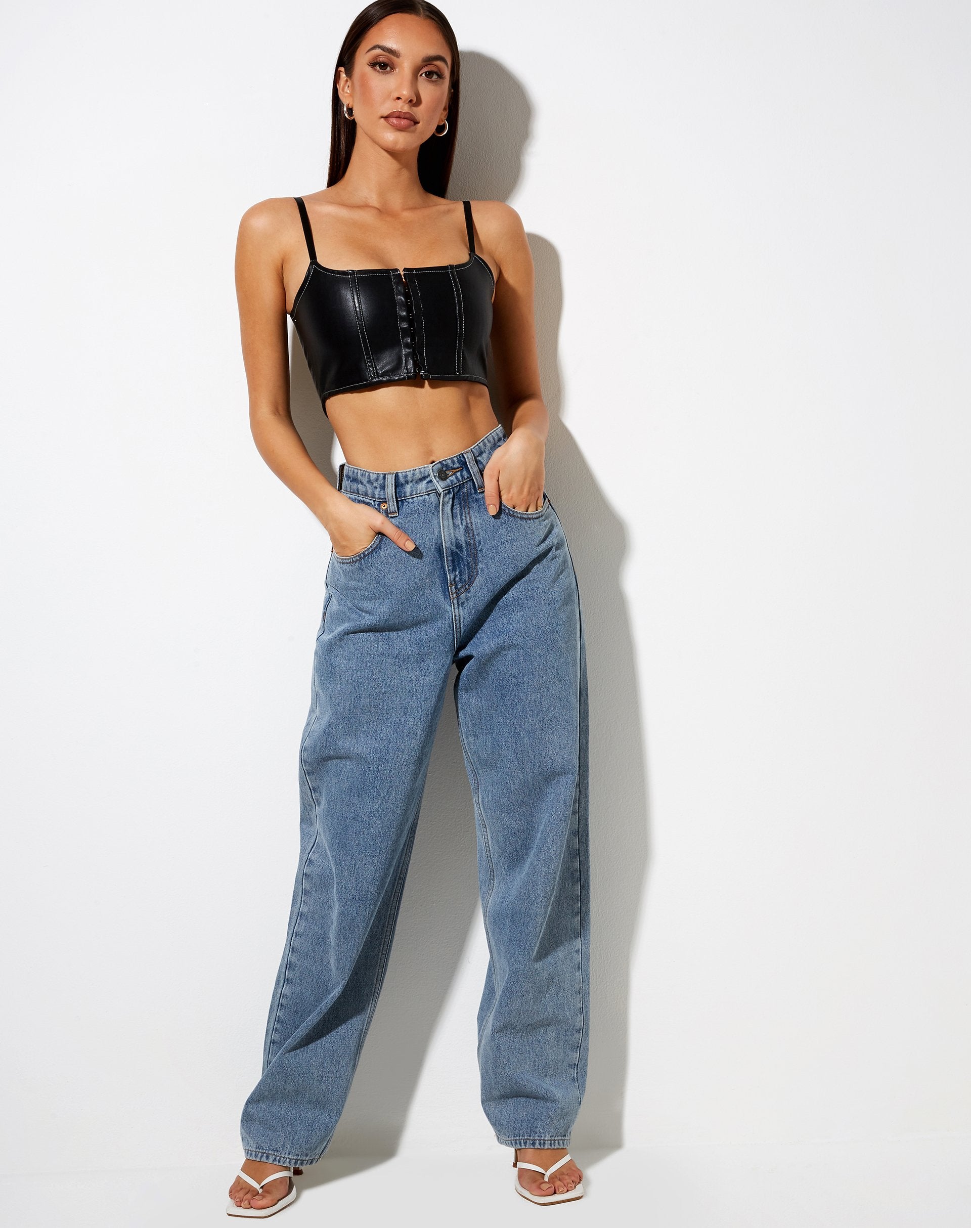 Imagen de Nindy Crop Top en PU Negro con Puntada Blanca