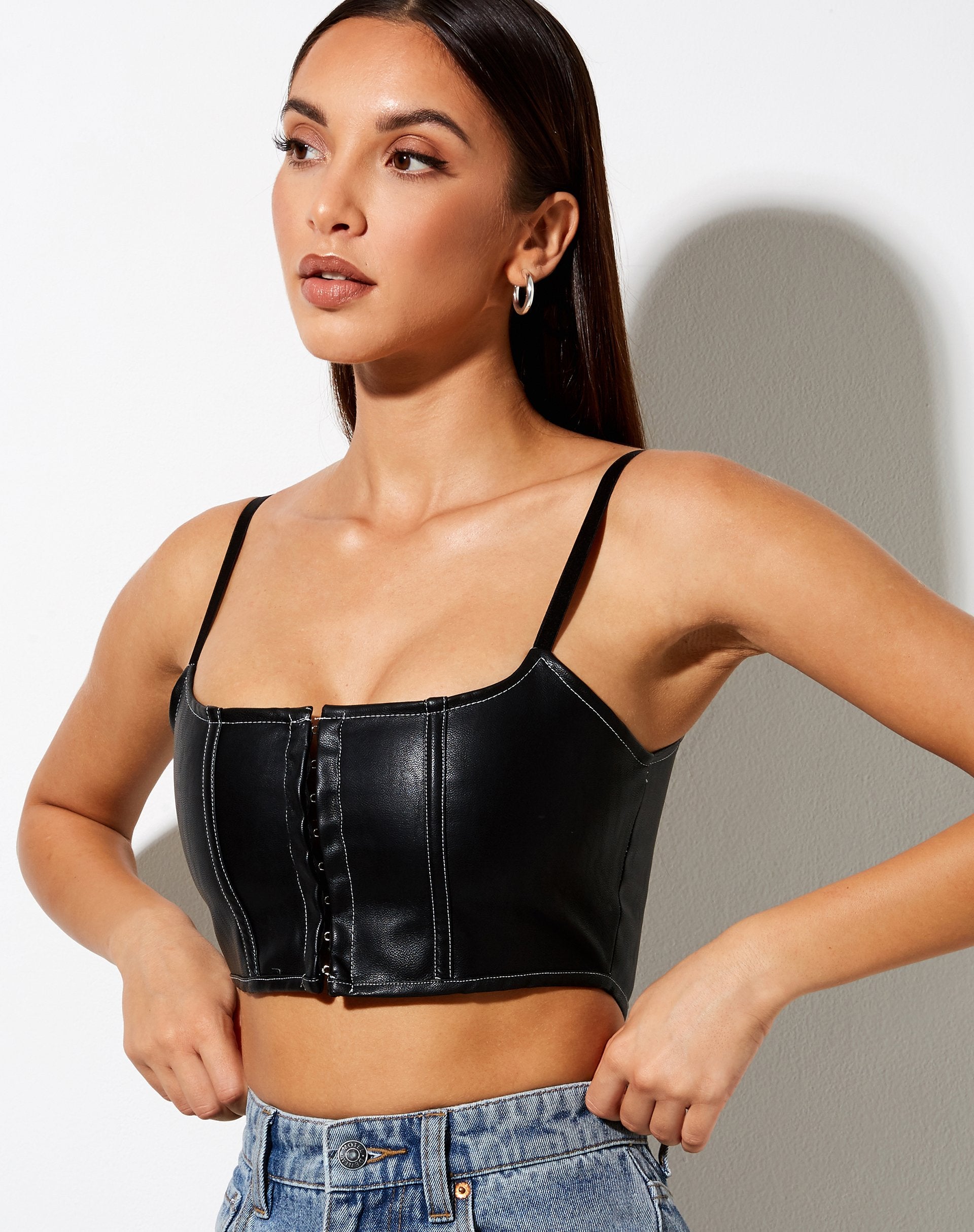Imagen de Nindy Crop Top en PU Negro con Puntada Blanca
