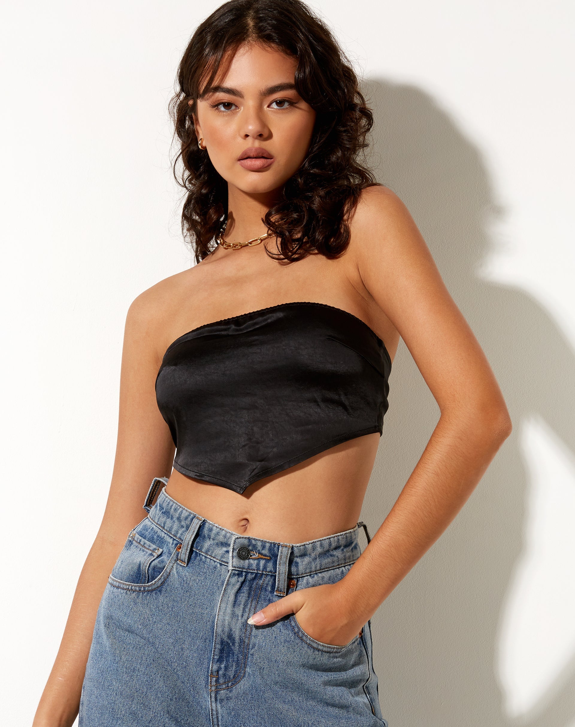 Imagen de Nolda Crop Top de satén negro