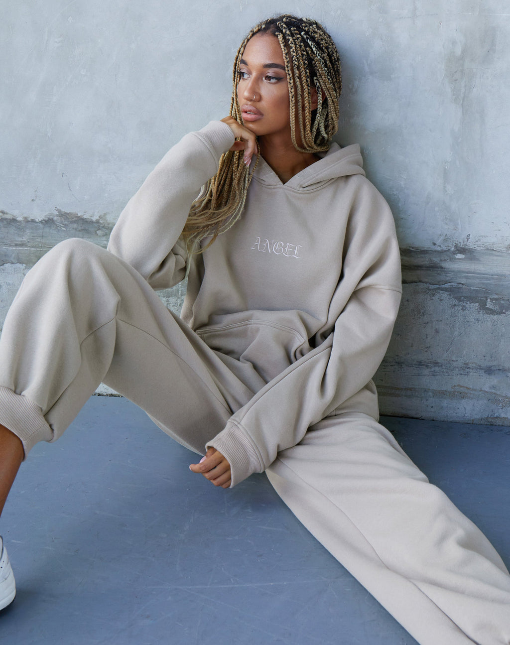 Sudadera oversize con capucha y bordado "Angel" en color champiñón