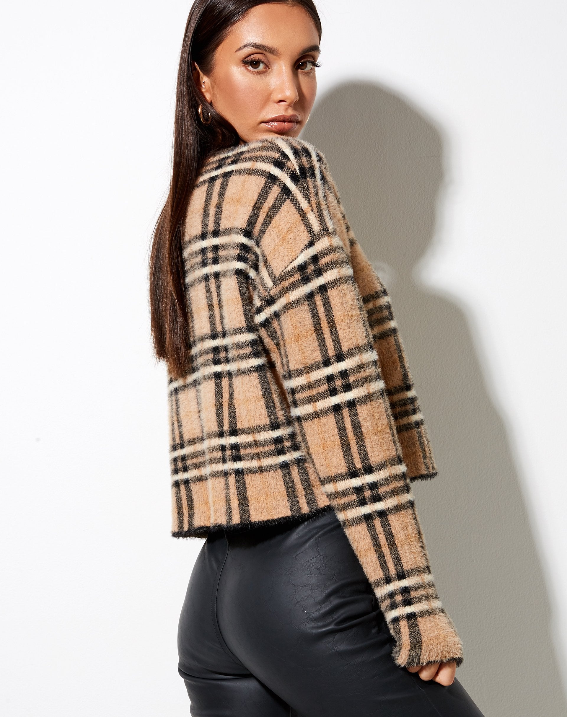 Imagen de Oki Jumper de punto Crema Cuadros blancos y negros