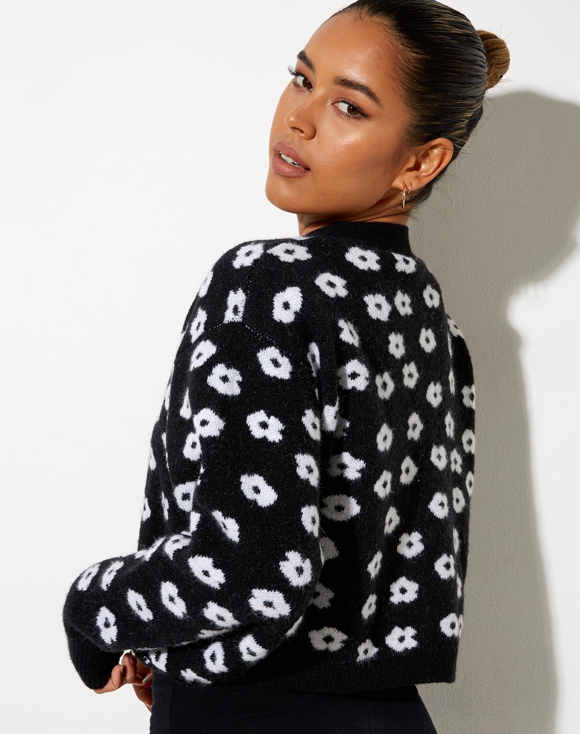 Imagen de Olina Cropped Cardi de punto Negro Margarita Blanco