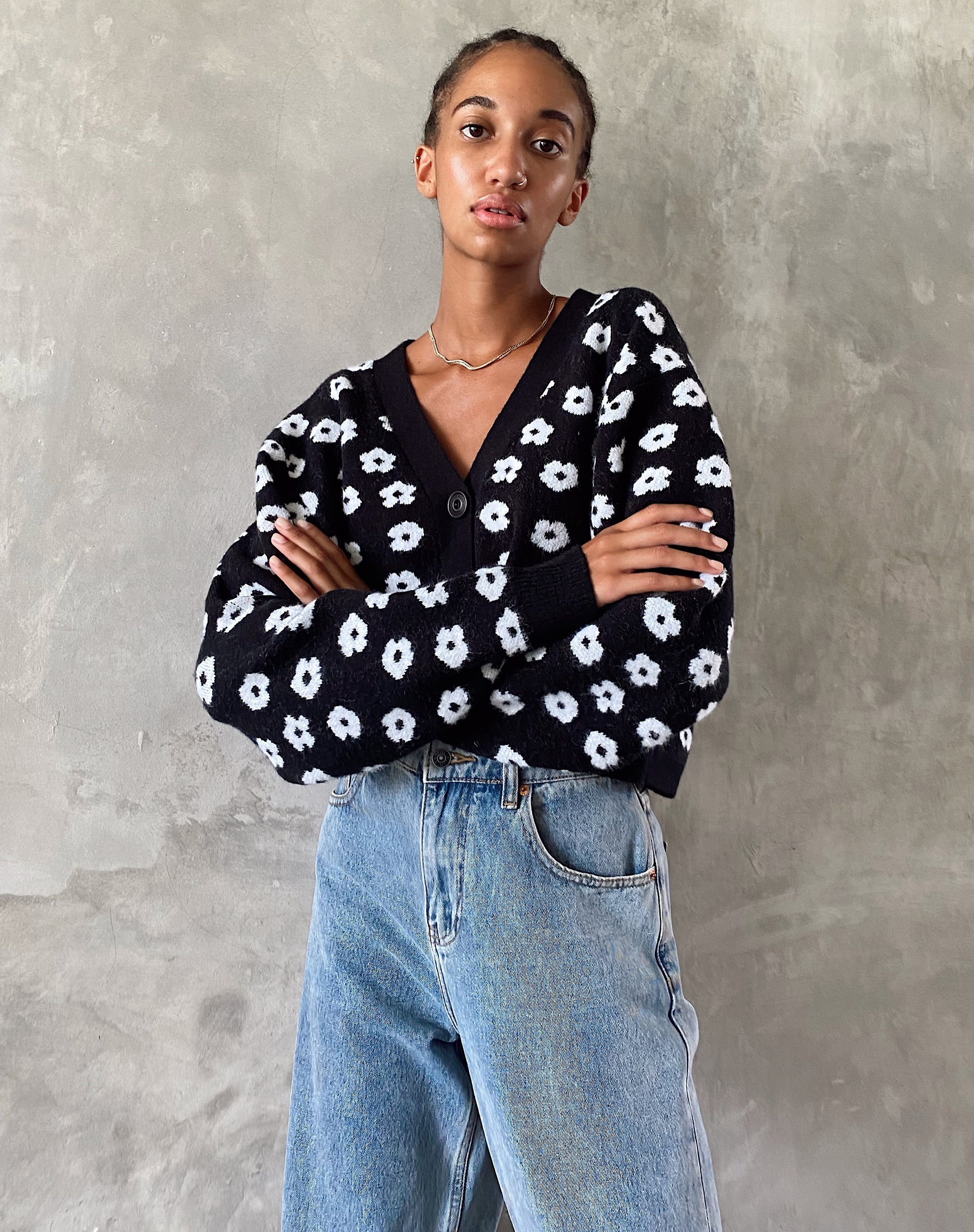 Imagen de Olina Cropped Cardi de punto Negro Margarita Blanco