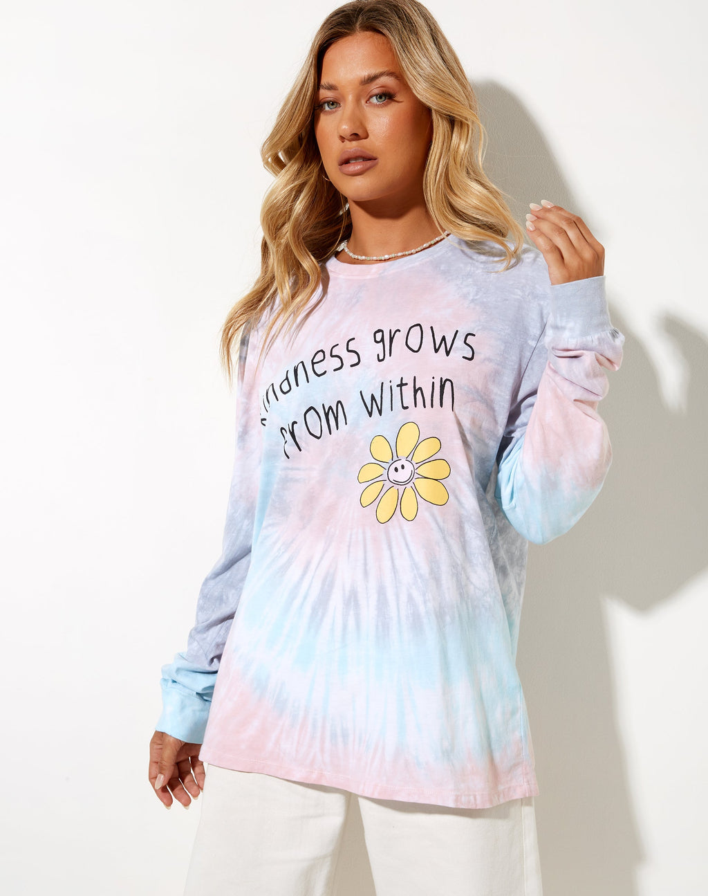 Camiseta de manga larga Olivia en blanco Tie Dye Kindness Grow