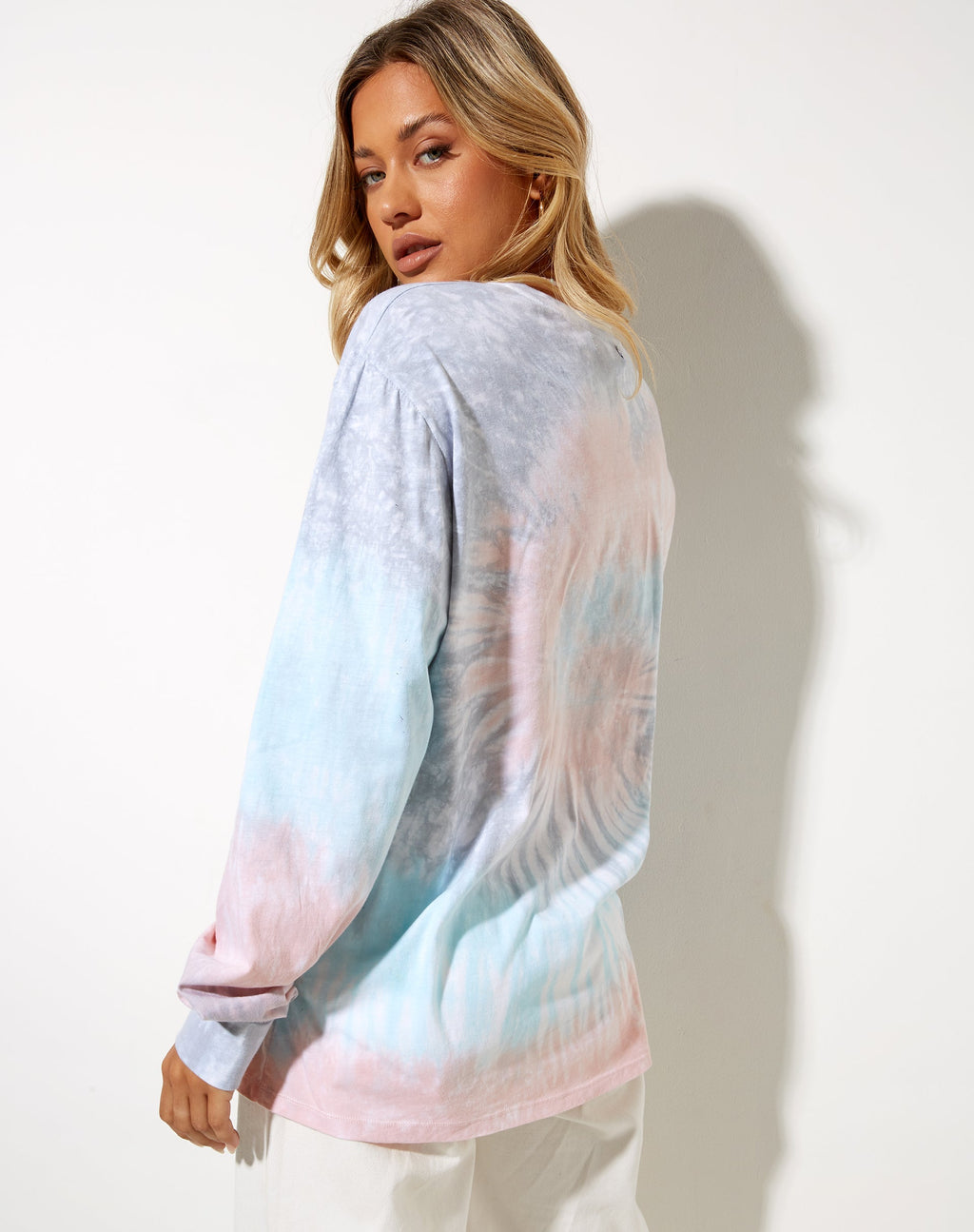 Camiseta de manga larga Olivia en blanco Tie Dye Kindness Grow