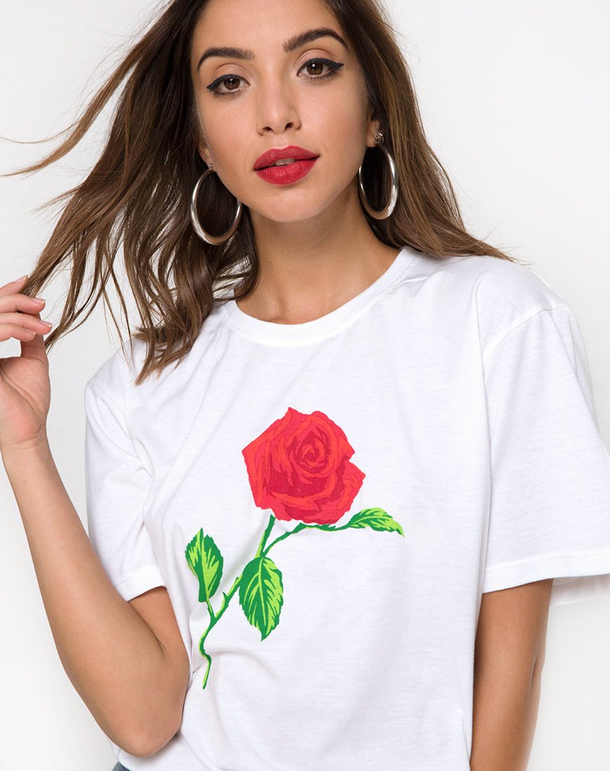Camiseta básica oversize en blanco con rosa