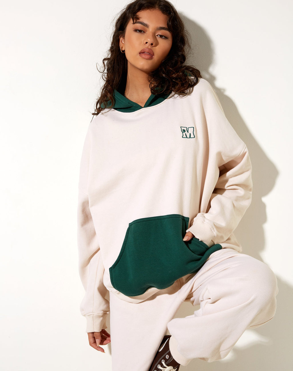 Sudadera con capucha oversize en verde bosque invierno blanco M Embro