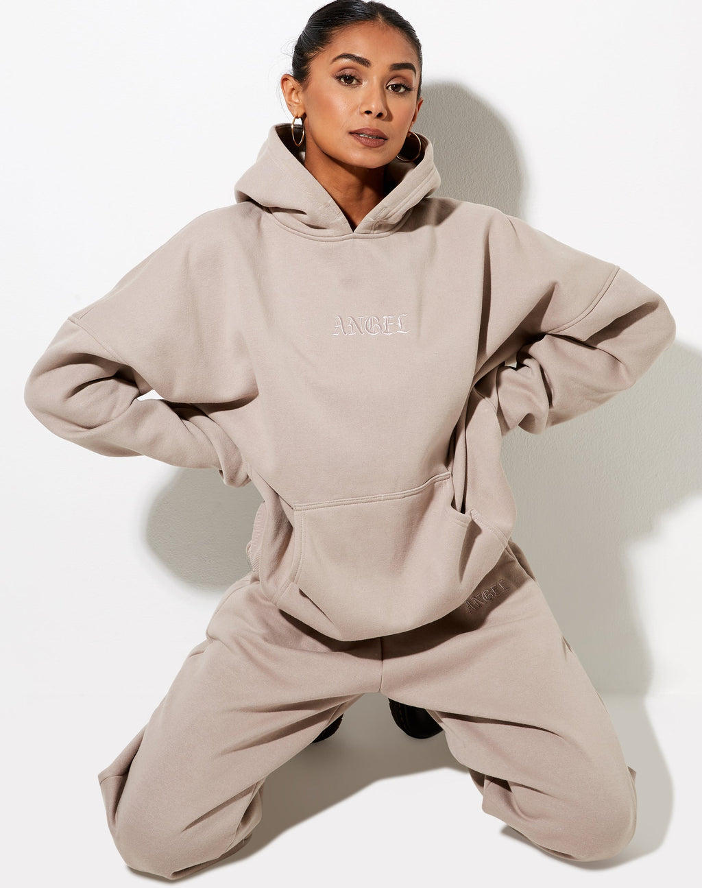 Sudadera oversize con capucha y bordado "Angel" en color champiñón