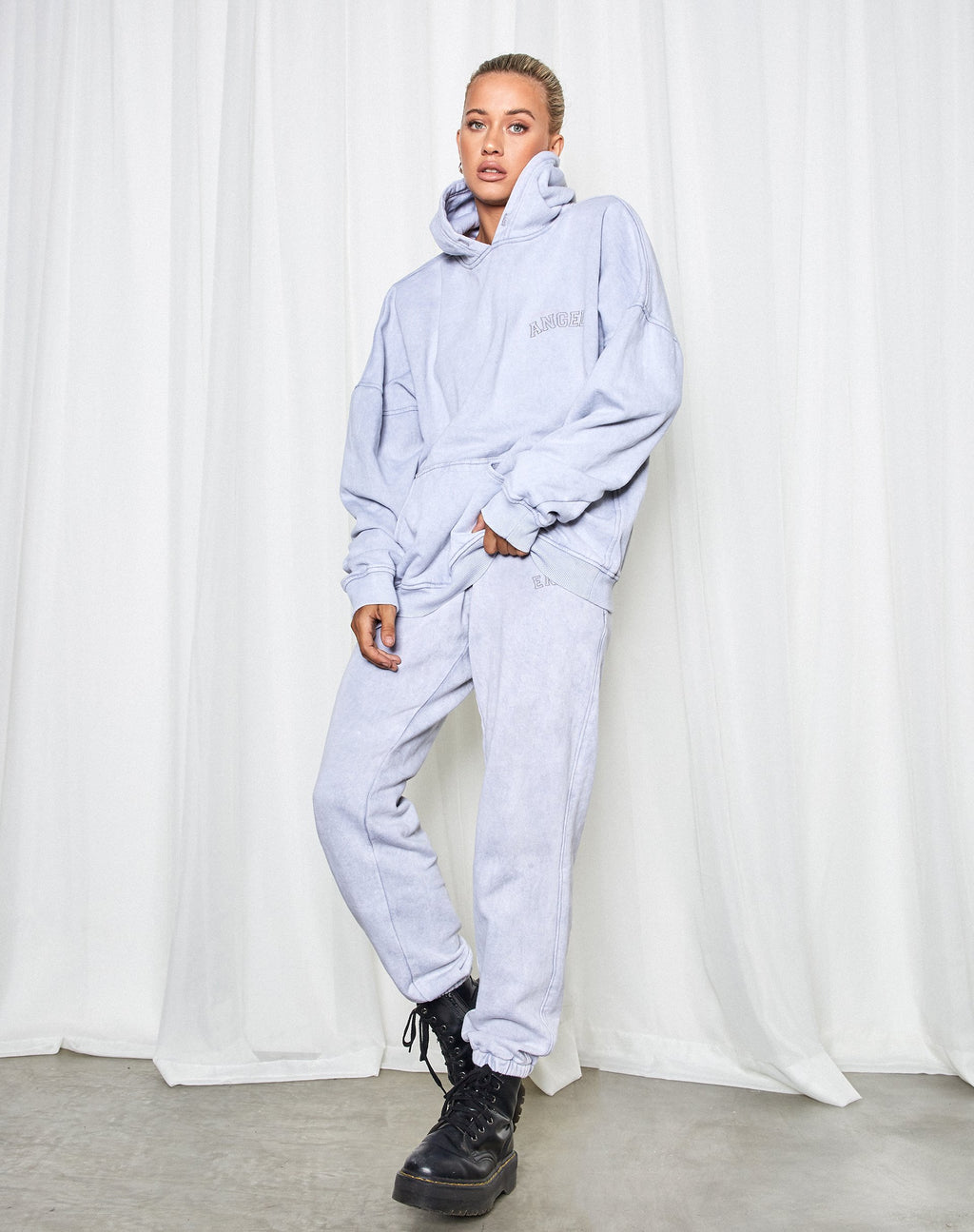 Sudadera oversize con capucha en Silver Wash Angel Embro
