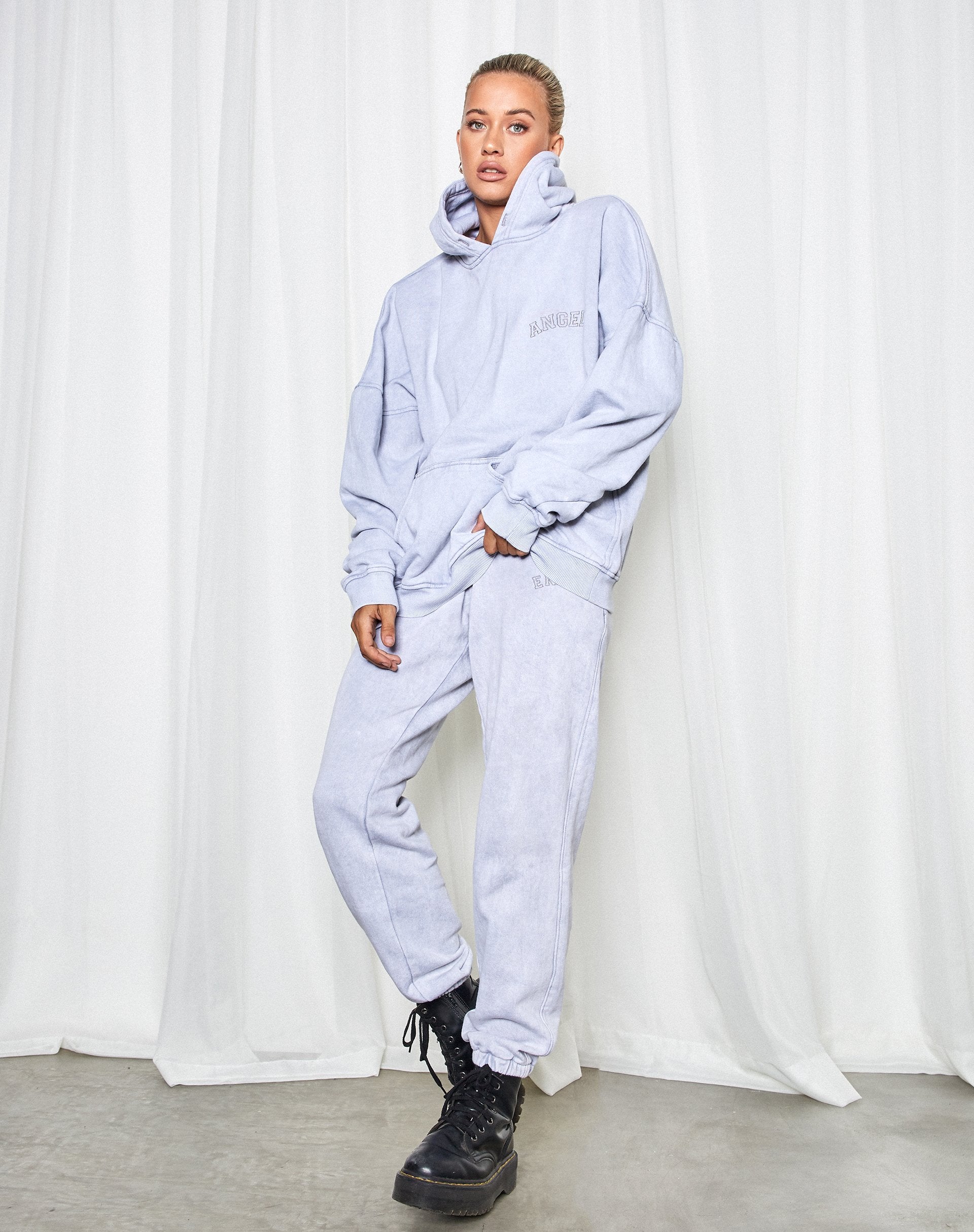 Imagen de Oversize Hoodie in Silver Wash Angel Embro