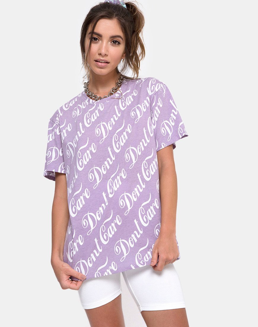 Camiseta básica oversize "Don't Care" en lila