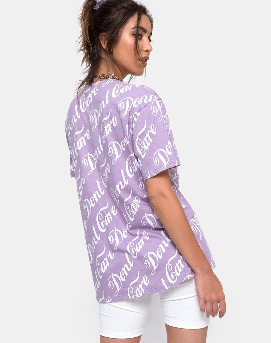 Camiseta básica oversize "Don't Care" en lila