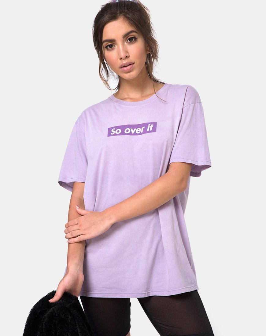Camiseta básica oversize en lila "So Over It"