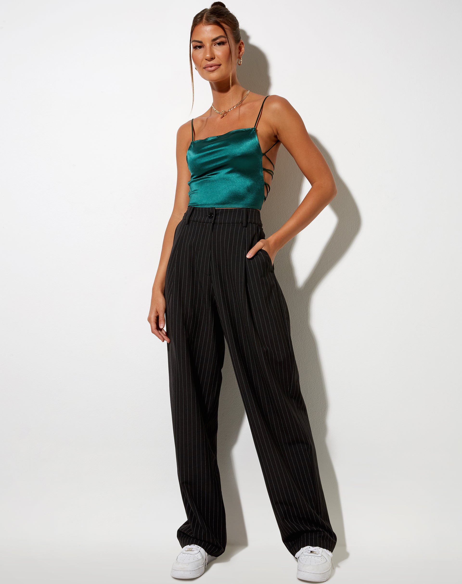 Imagen de Ozka Crop Top de satén verde bosque