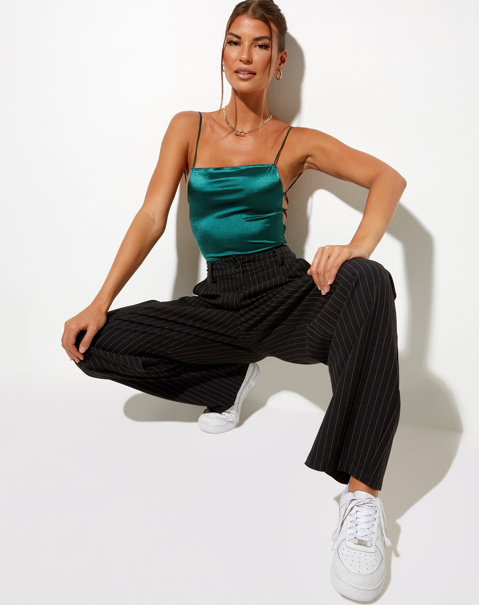 Imagen de Ozka Crop Top de satén verde bosque