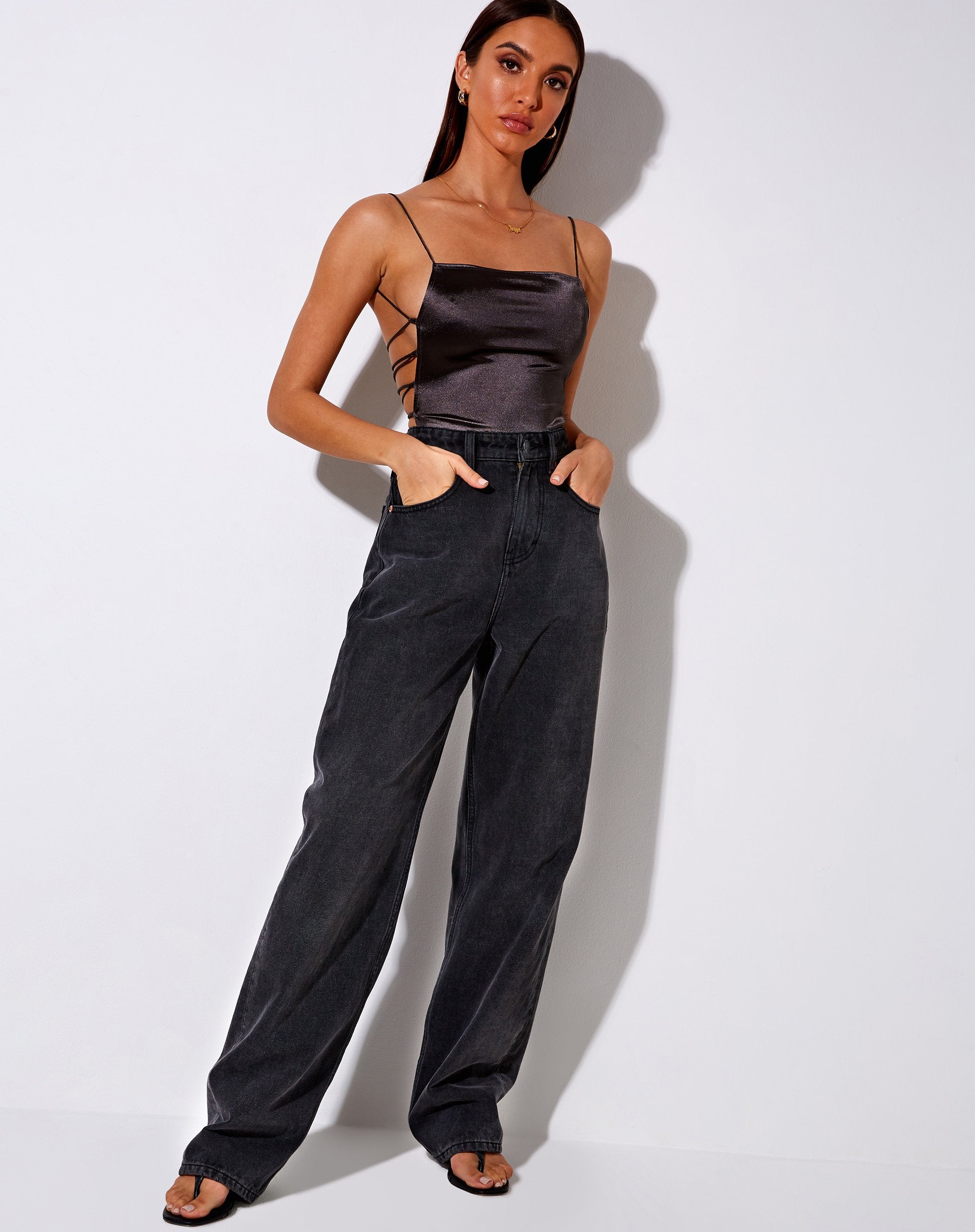 Imagen de Ozka Crop Top de satén gris oscuro
