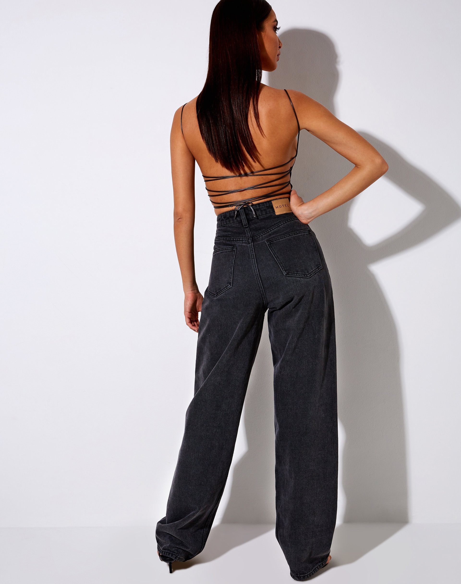 Imagen de Ozka Crop Top de satén gris oscuro