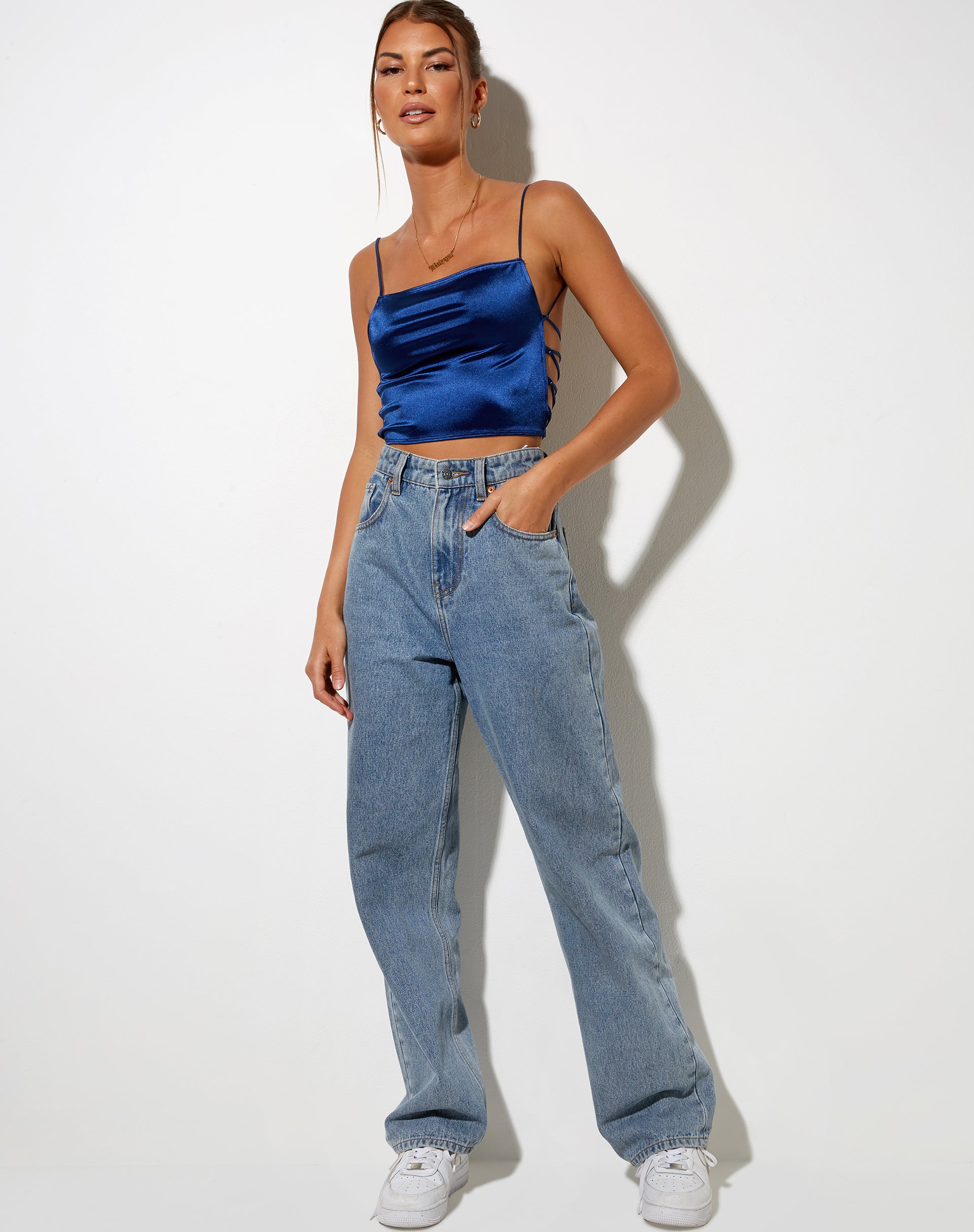 Imagen de Ozka Crop Top en satén azul marino